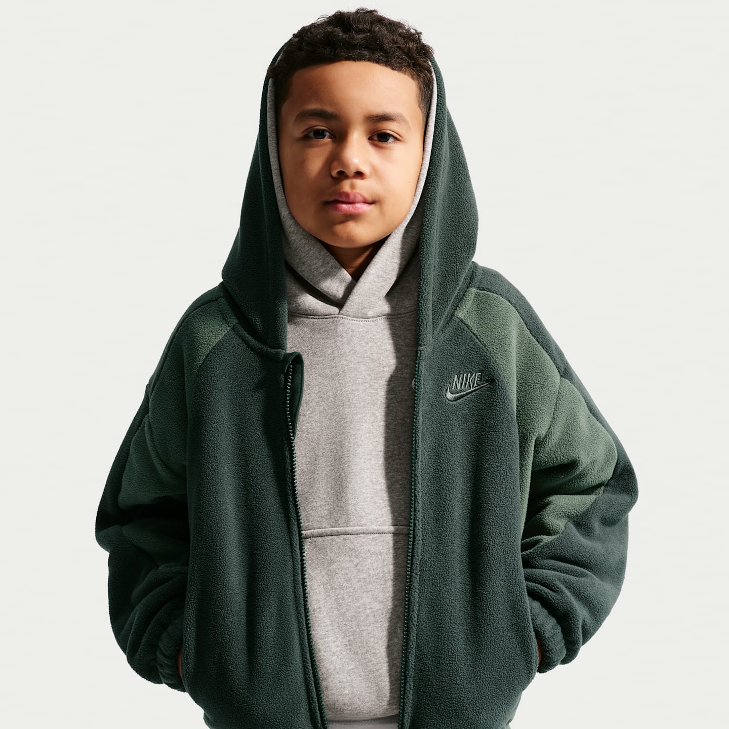 Детское утеплённое флисовое худи на молнии Nike Club, цвет: Чёрный еловый / Камуфляжный зелёный — фото 3