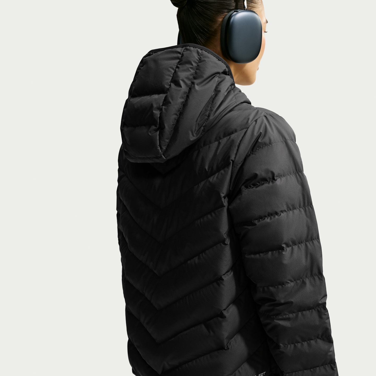 Женская пуховая куртка Nike Sportswear Windpuffer Therma-FIT с капюшоном, цвет: Чёрный / Молочный — фото 2