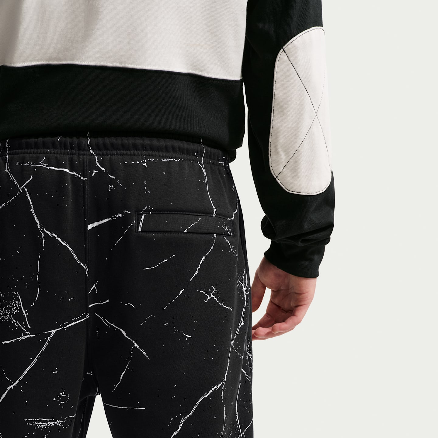 Мужские флисовые брюки с манжетами Nike Club, цвет: Чёрный / Молочный — фото 3