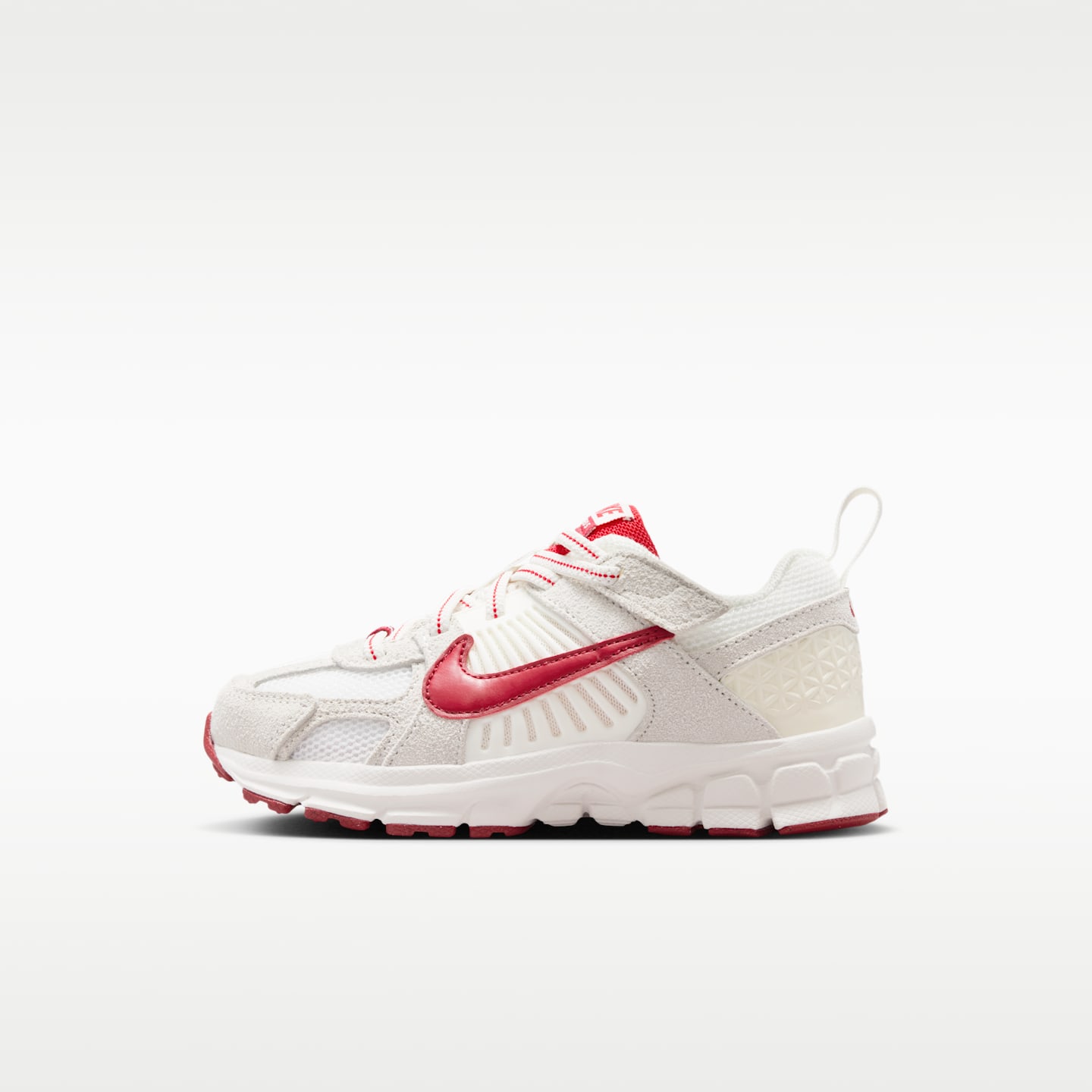 Детские кроссовки Nike Vomero 5 SE, цвет: Молочный / Малиновый