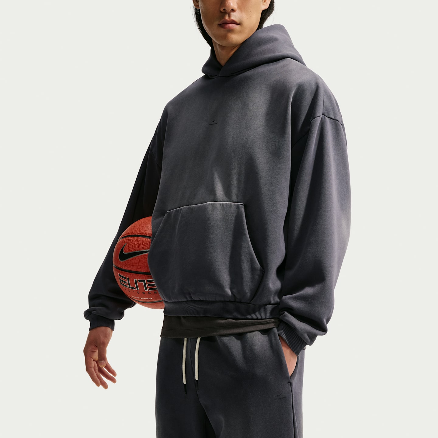 Мужские плотные баскетбольные брюки Nike Standard Issue с начёсом оверсайз, цвет: Чёрный / Бледная слоновая кость — фото 4