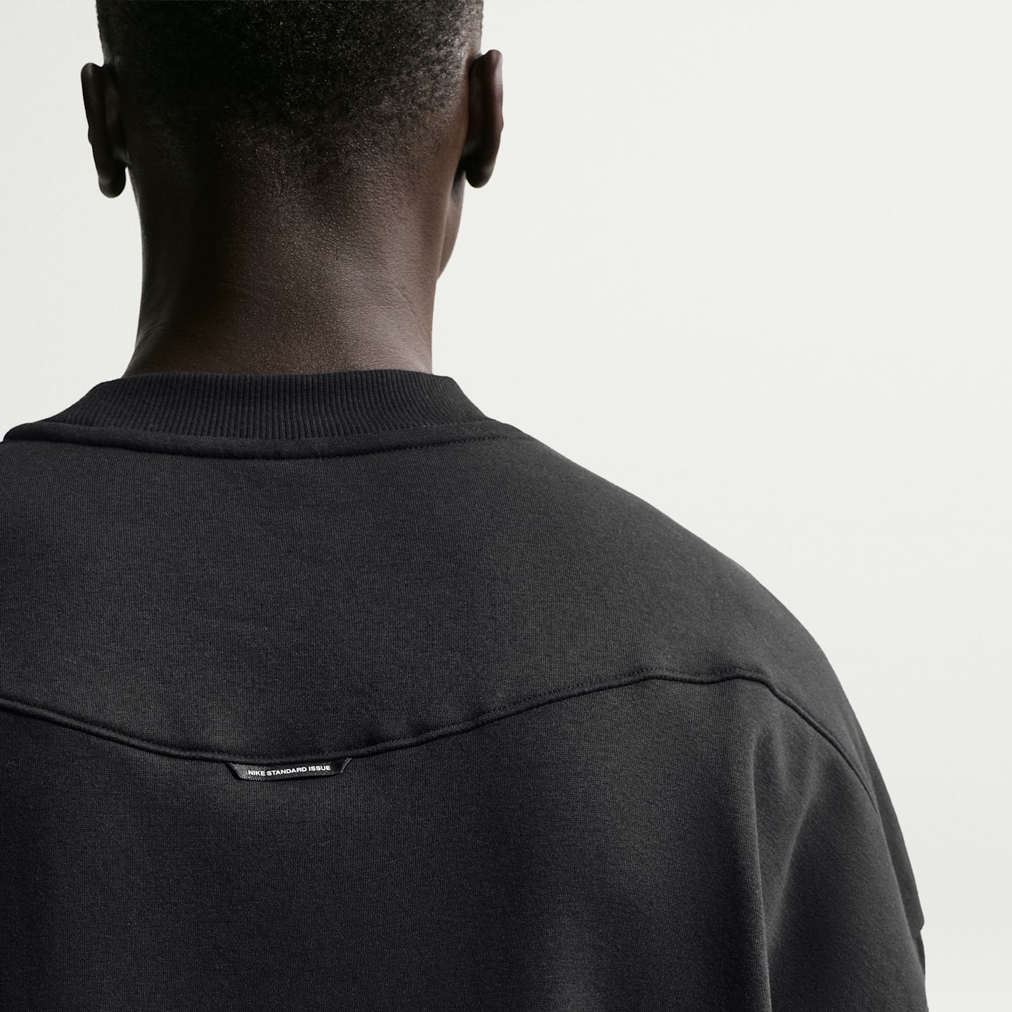 Мужской баскетбольный свитшот Nike Standard Issue Therma-FIT, цвет: Чёрный / Бледная слоновая кость — фото 2