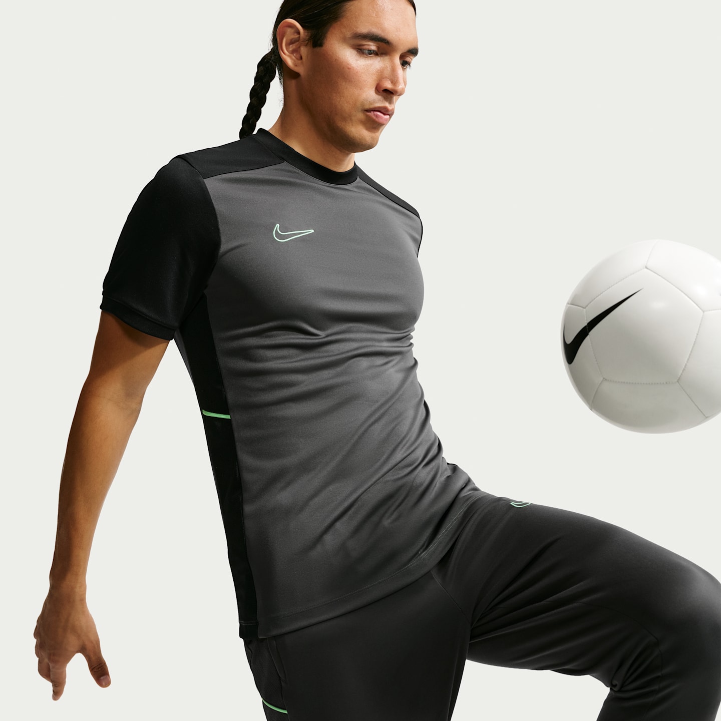 Мужской футбольный топ с коротким рукавом Nike Academy Dri-FIT, цвет: Антрацитовый / Чёрный — фото 3