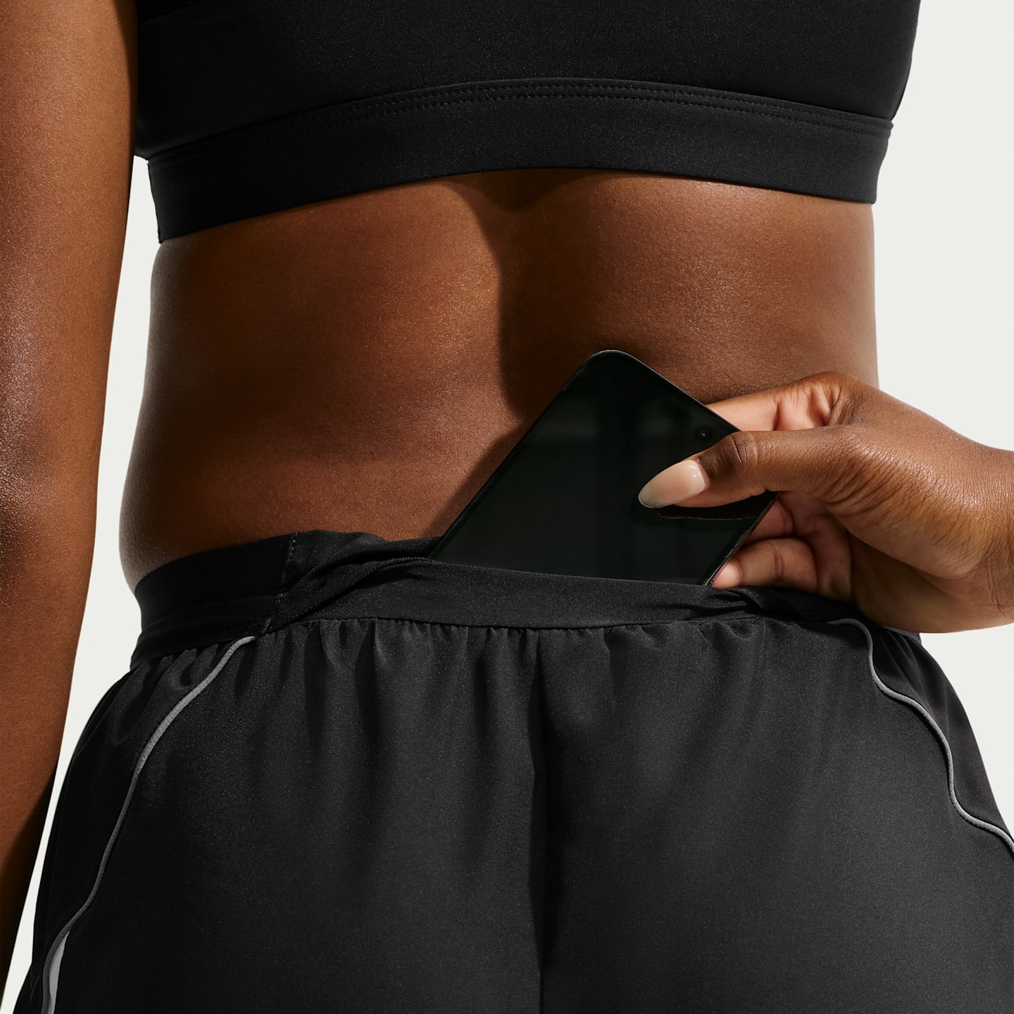 Женские беговые шорты Nike Swoosh Dri-FIT со средней посадкой, без подкладки, цвет: Чёрный / Белый — фото 6