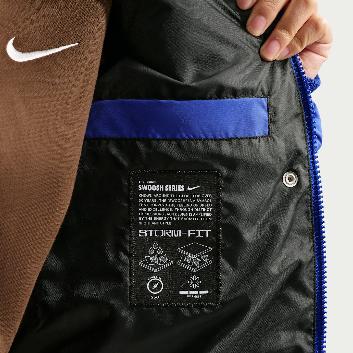 Женская куртка Nike Sportswear Swoosh Series Loose Storm-FIT Hooded Down Parka, цвет: Королевский синий / Чёрный — фото 6
