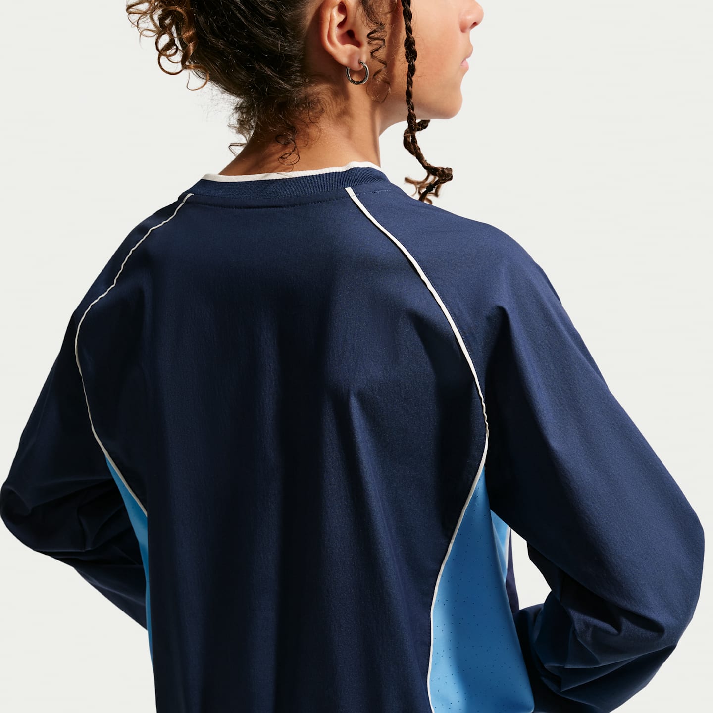 Детский тканый топ Nike Sportswear с V-образным вырезом и длинным рукавом, цвет: Тёмно-синий / Синий — фото 4