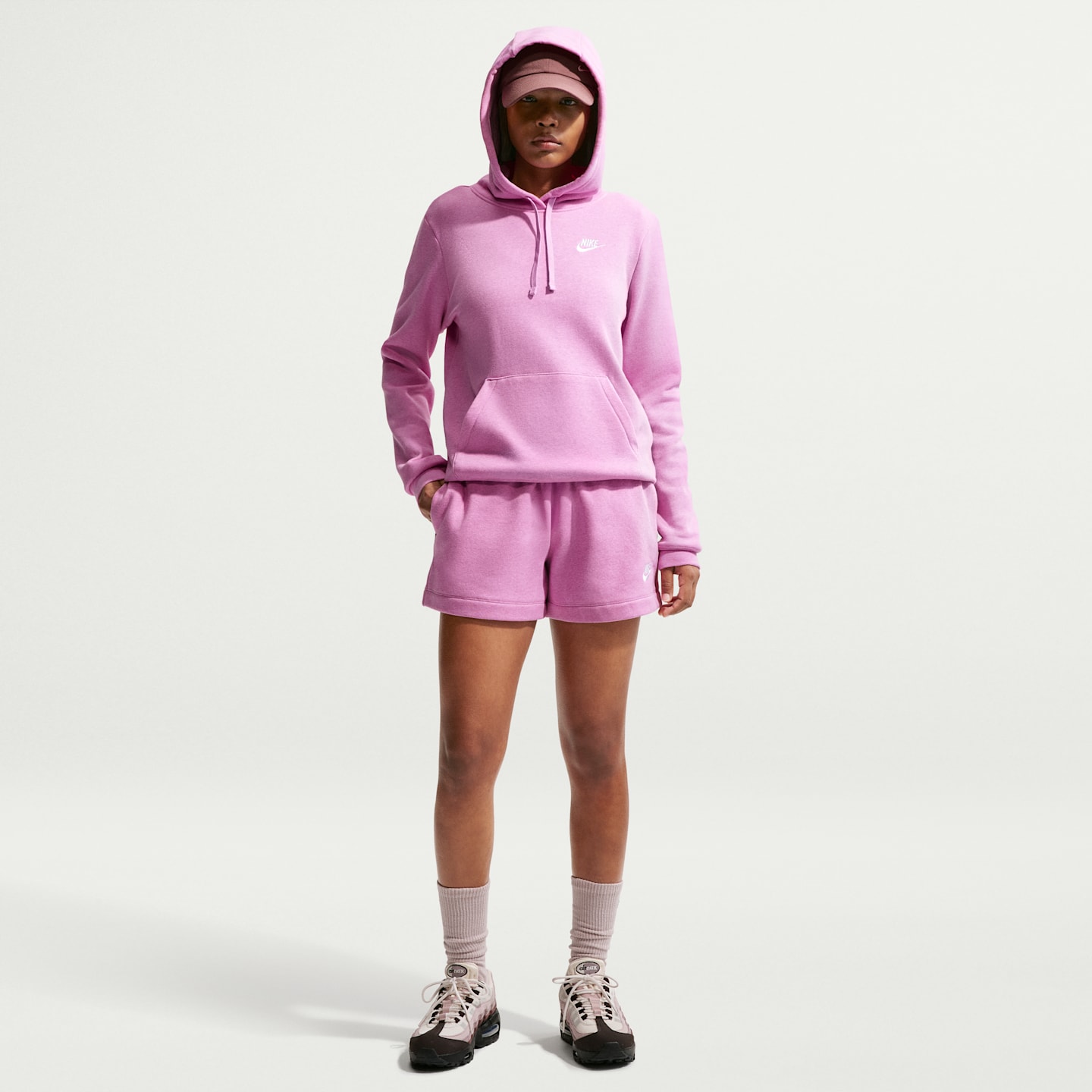 Женские шорты Nike Sportswear Club Fleece со средней посадкой, цвет: Пурпурный / Меланжевый — фото 1