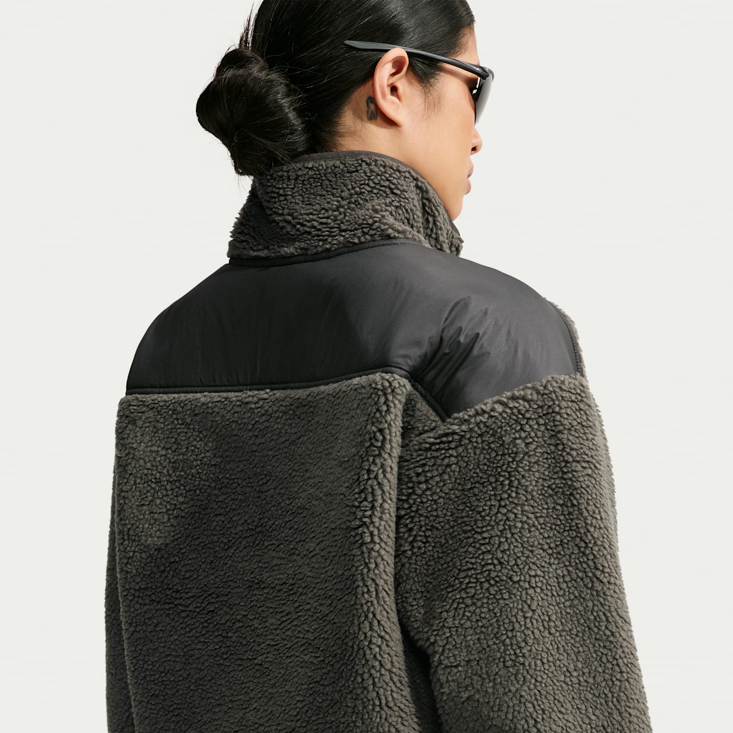 Женская куртка NikeSKIMS Sherpa Oversized 3/4-Zip, цвет: Обсидиановый — фото 2