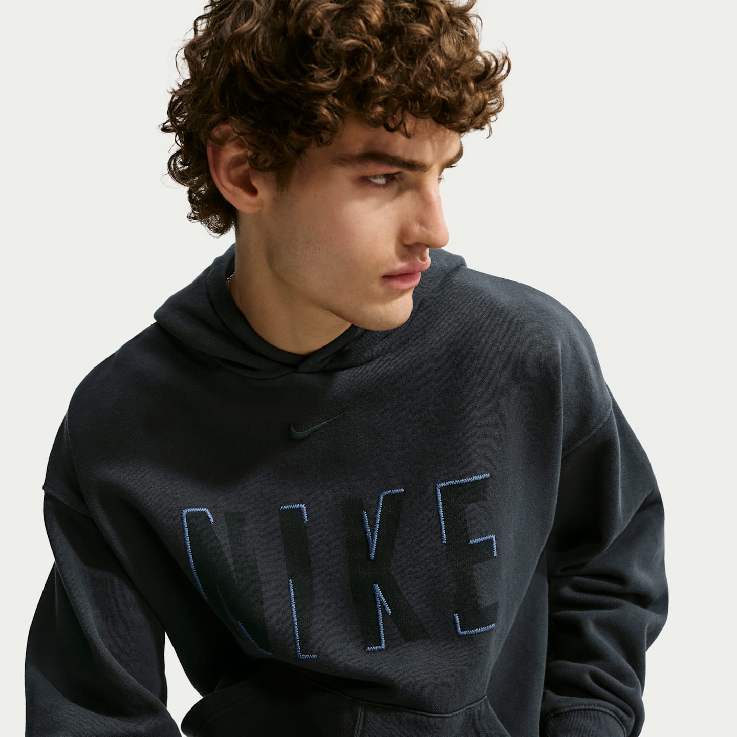 Мужское худи-пуловер Nike Sportswear, цвет: Почти чёрный — фото 3