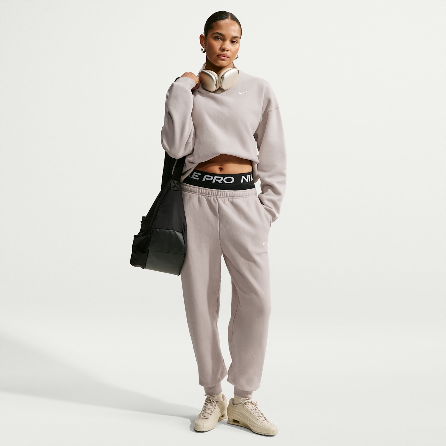 Женский плотный флисовый свитшот оверсайз Nike Studio Fleece, цвет: Кремовый / Молочный — фото 4