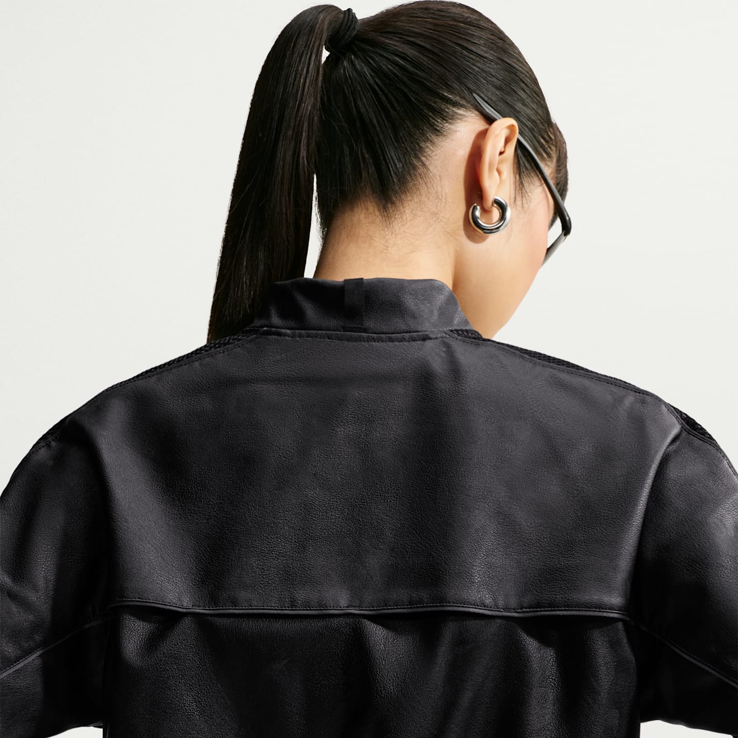 Женская спортивная куртка Nike Sportswear из экокожи, цвет: Чёрный — фото 2