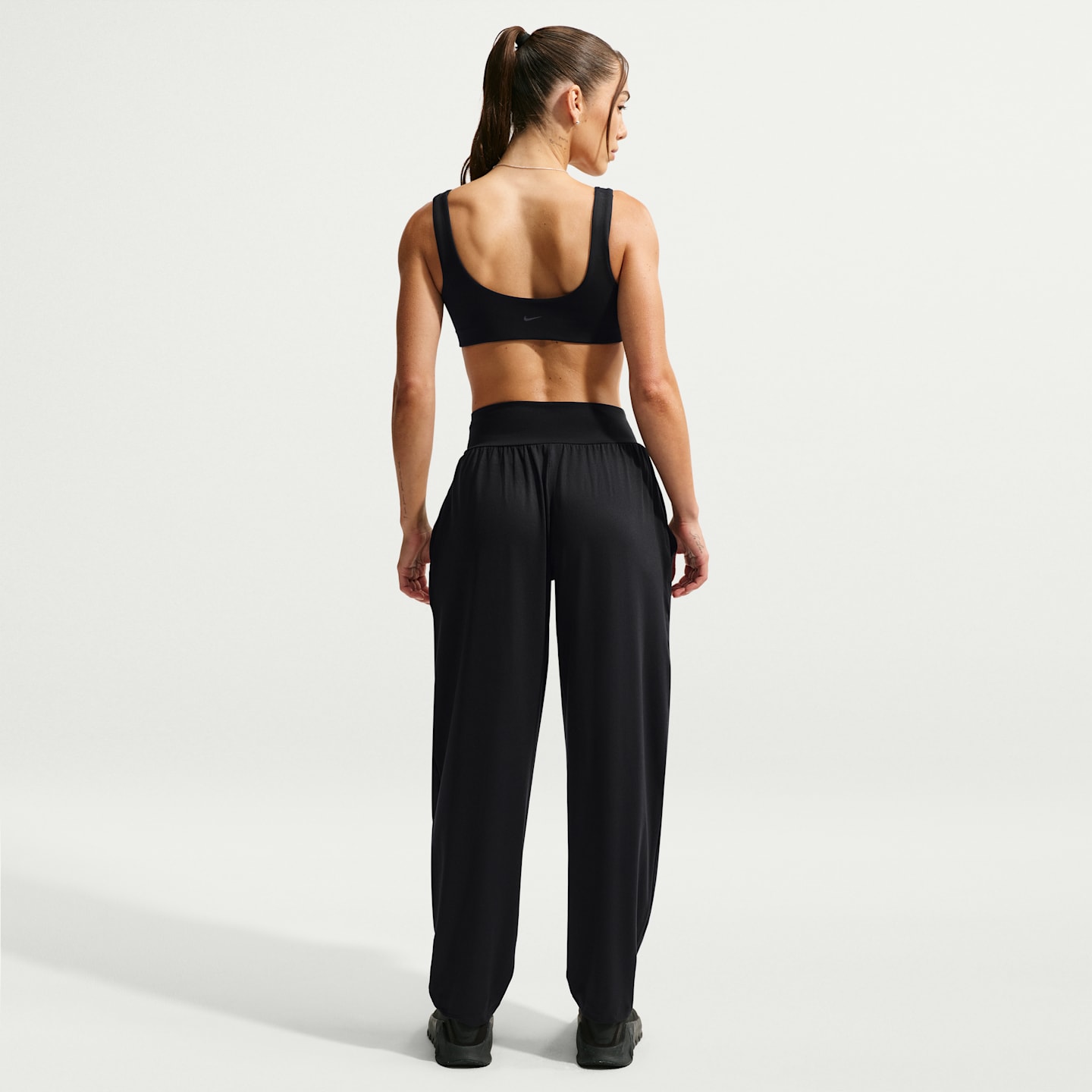 Женские брюки Nike One Relaxed Dri-FIT, цвет: Чёрный / Белый — фото 5