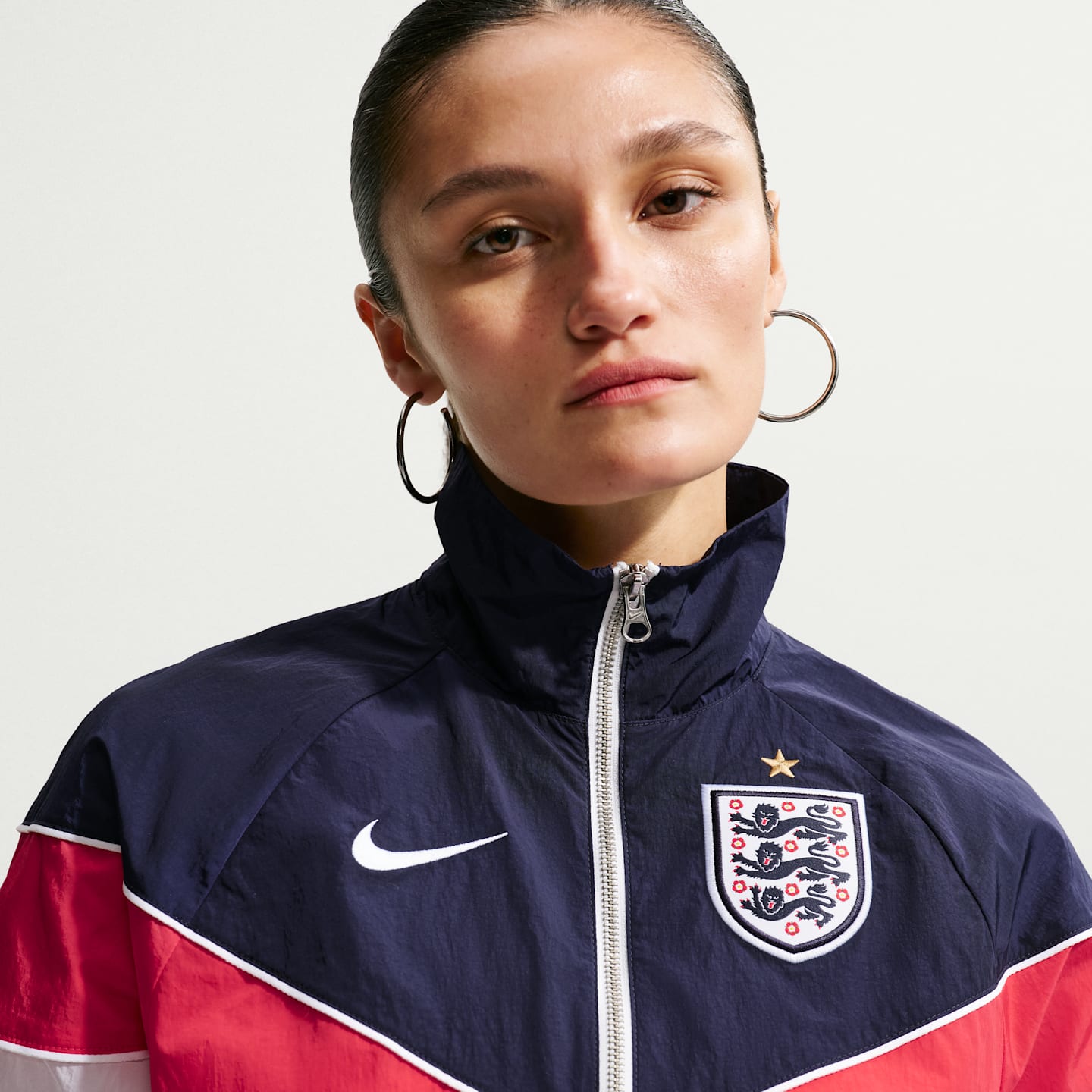 Женская футбольная ветровка Nike England Windrunner UV, цвет: Белый / Обсидиановый — фото 3
