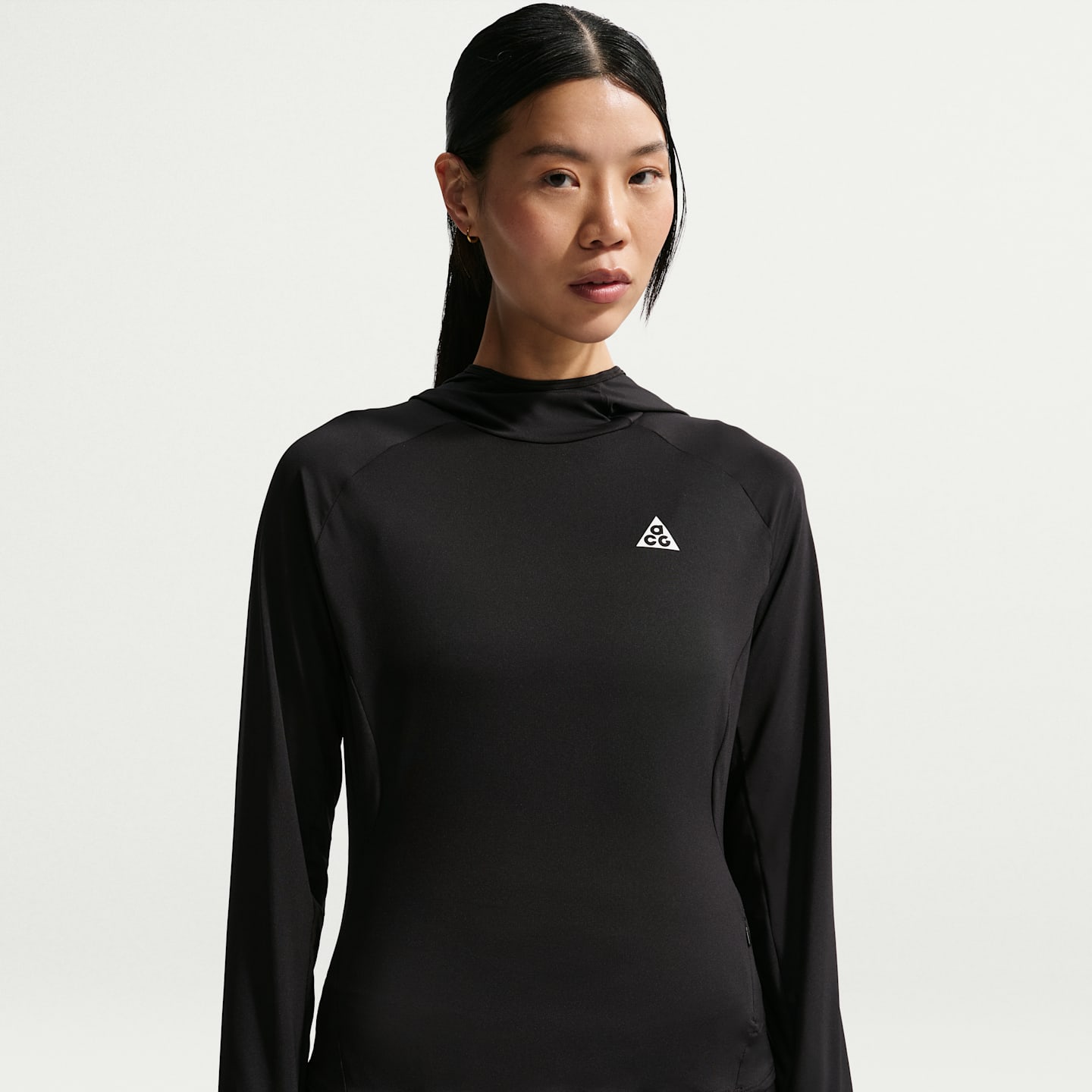Женский топ Nike ACG UV-Resistant Hooded Trail Running Mid-Layer Top, цвет: Чёрный / Снежный белый — фото 1