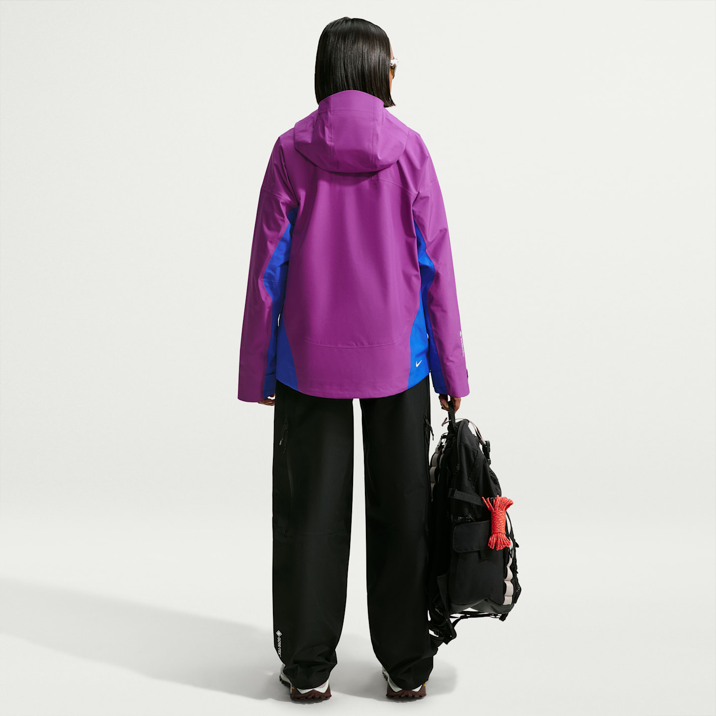 Женская куртка Nike ACG Misery Ridge Storm-FIT Adv GORE-TEX 3L Hiking, цвет: Ягодный / Королевский синий — фото 5