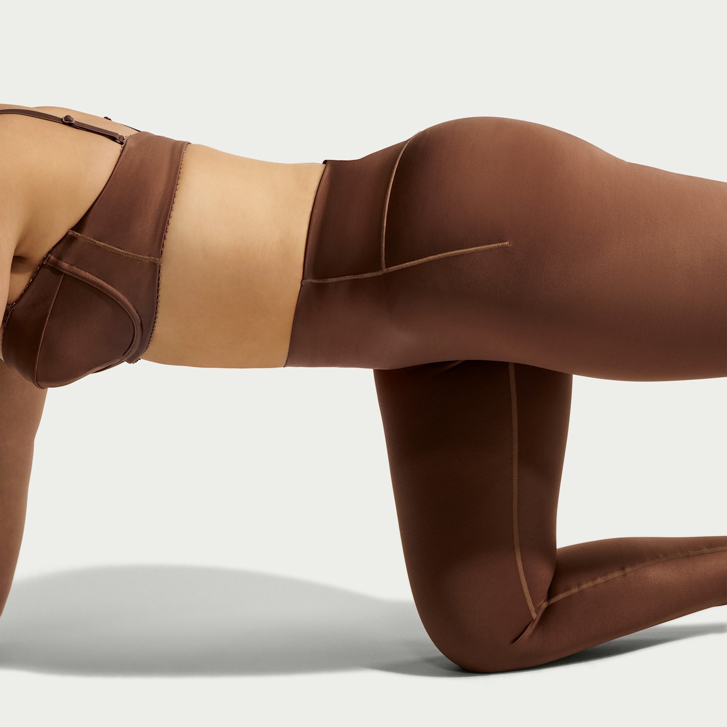 Женские леггинсы NikeSKIMS Satin Shine High-Waisted Bonded 26" Leggings, цвет: Коричневый — фото 10