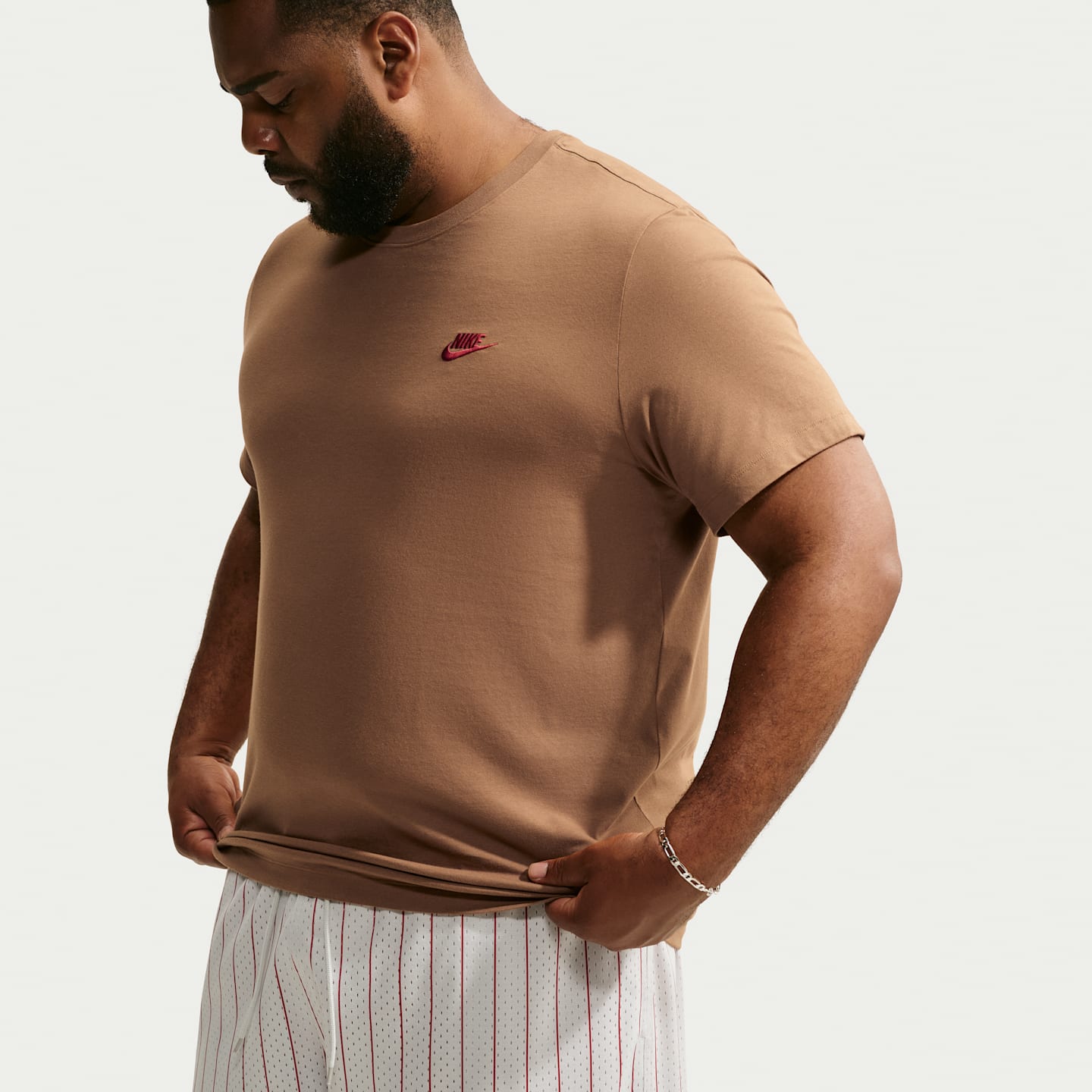 Мужская футболка Nike Sportswear Club, цвет: Коричневый / Красный — фото 6