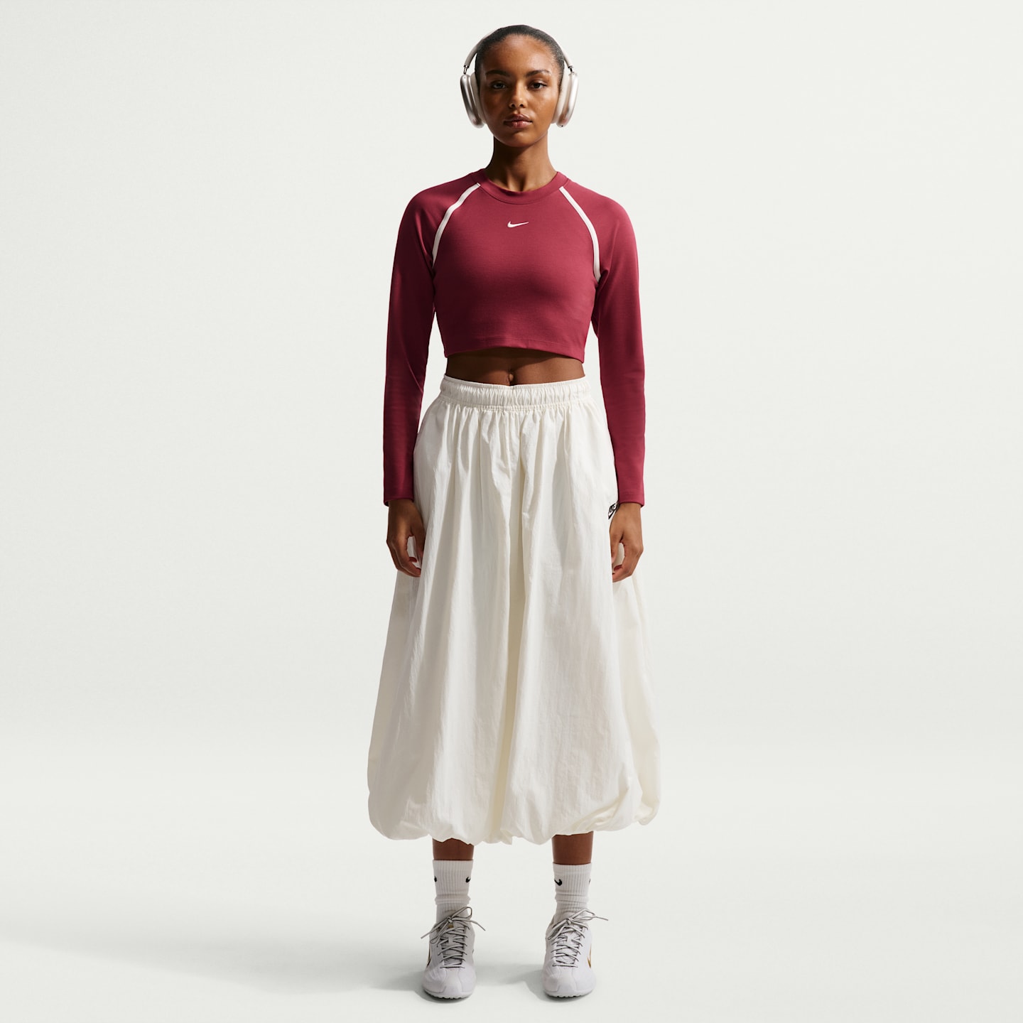 Женский облегающий укороченный топ Nike Sportswear с длинным рукавом, цвет: Малиновый / Меловой — фото 4