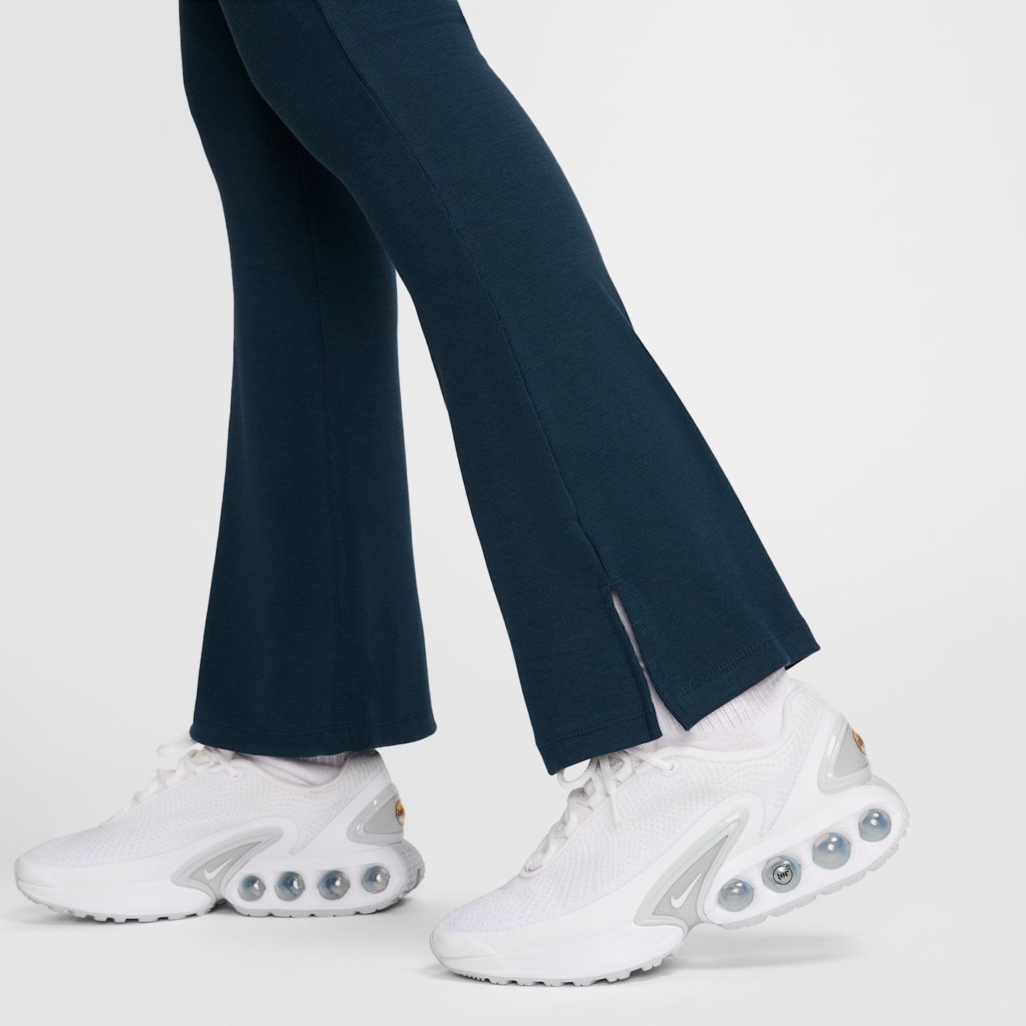 Женские облегающие расклешённые леггинсы Nike Sportswear Chill Knit в мини-рубчик, цвет: Тёмно-синий / Молочный — фото 4