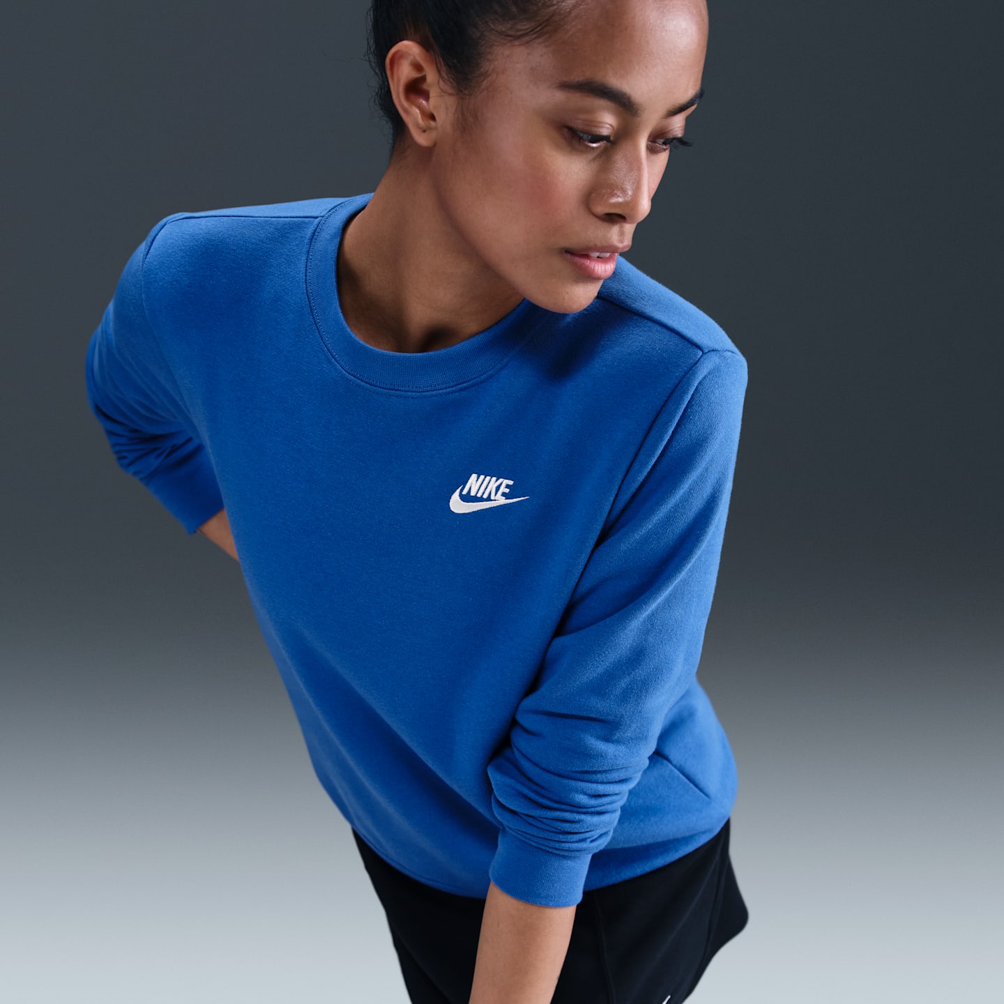 Женский свитшот Nike Sportswear Club Fleece, цвет: Королевский синий / Белый — фото 3