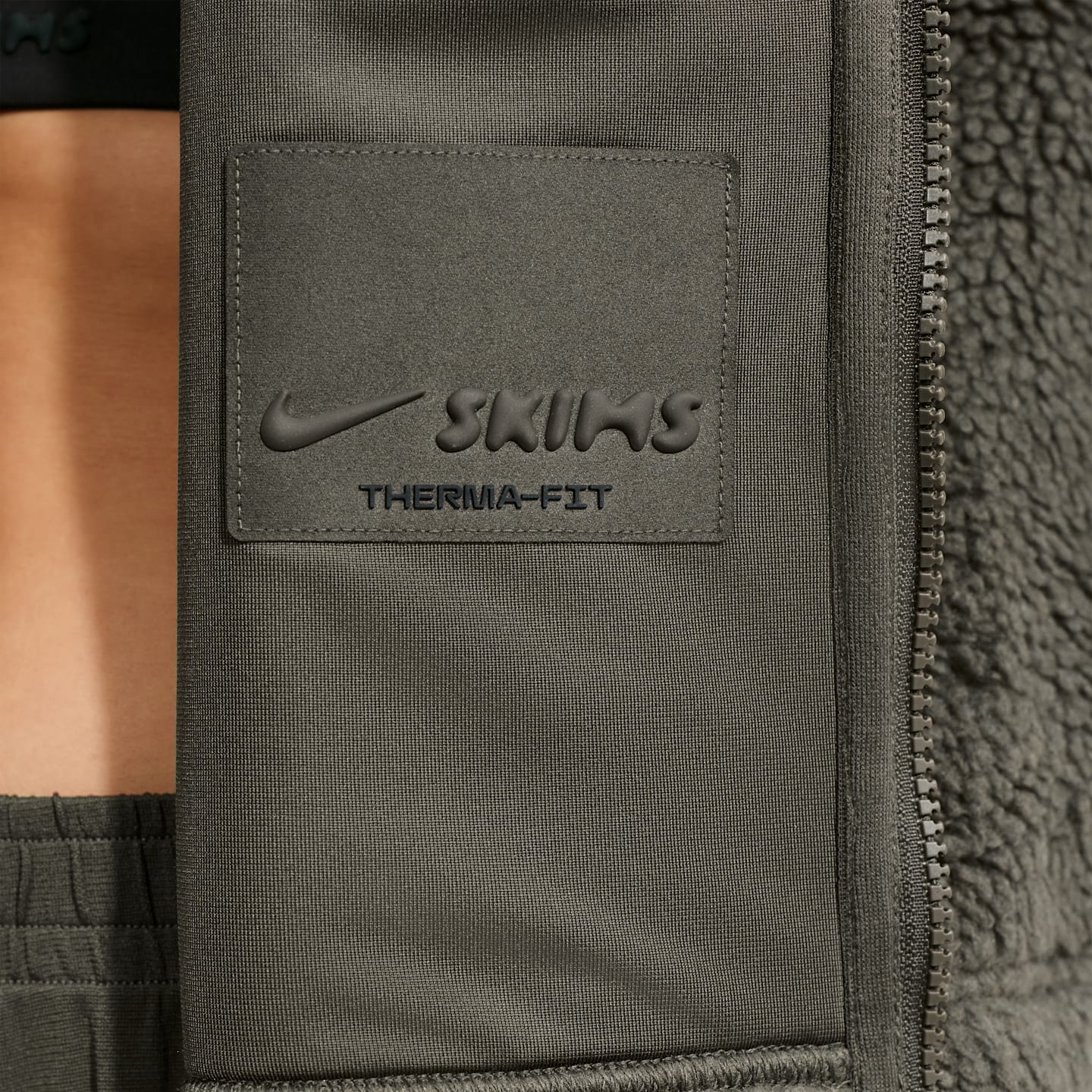 Женский жилет NikeSKIMS Sherpa Oversized, цвет: Обсидиановый — фото 6