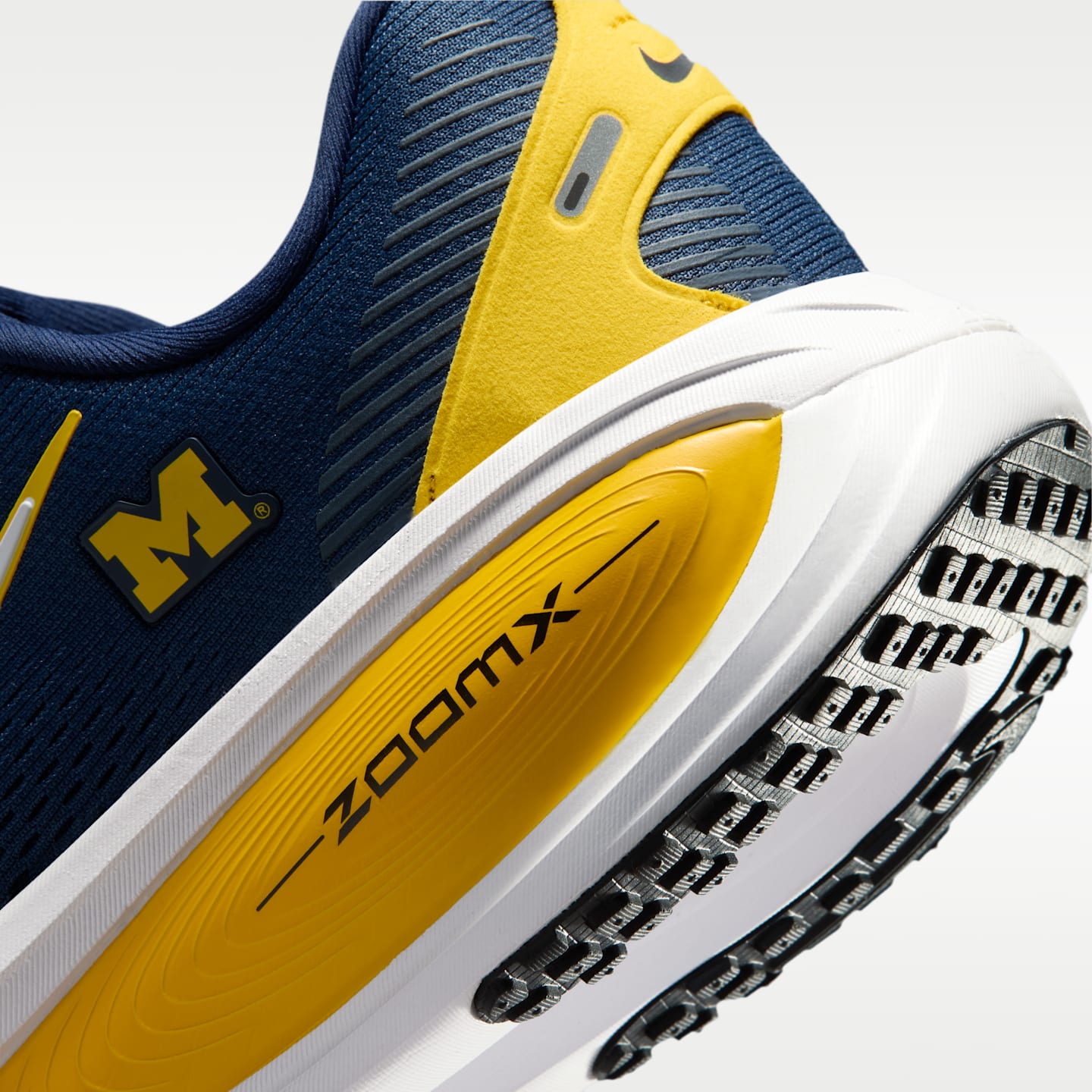 Мужские кроссовки Nike College Vomero 18 (Michigan) Road Running, цвет: Тёмно-синий / Белый — фото 8