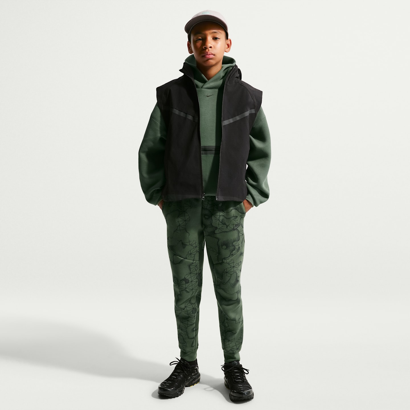 Брюки Nike Tech Fleece Joggers для мальчиков, цвет: Камуфляжный зелёный / Чёрный