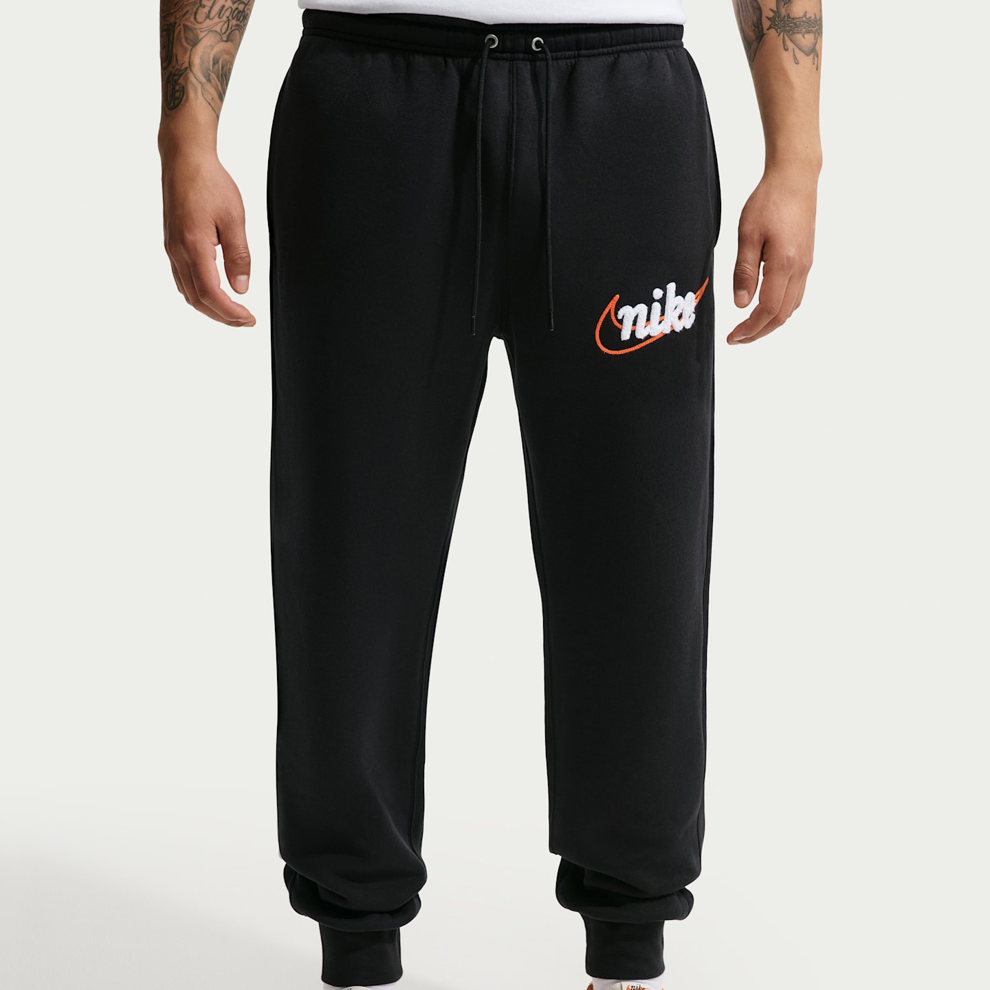 Мужские флисовые джоггеры Nike Sportswear Club, цвет: Чёрный / Оранжевый — фото 2