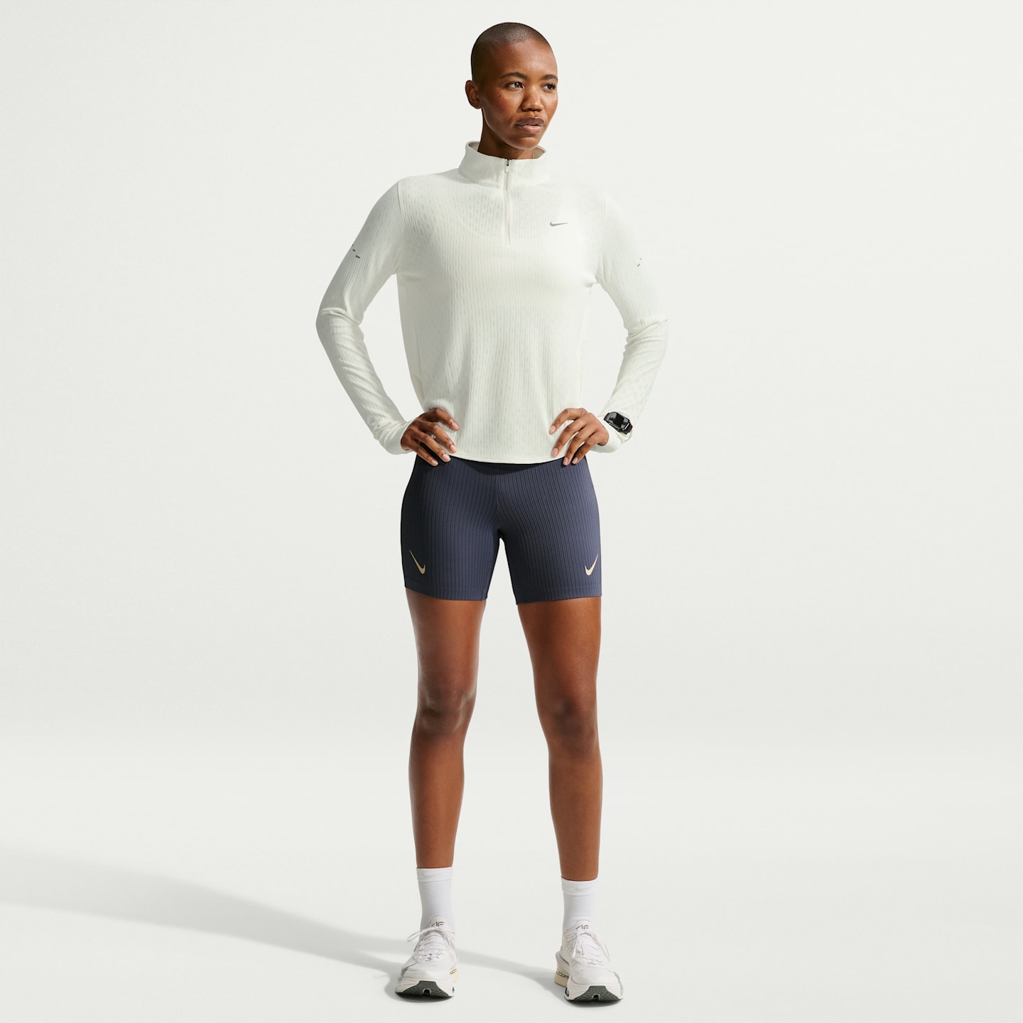 Женский беговой топ Nike Swift Aero-FIT на молнии 1/2, цвет: Молочный — фото 4