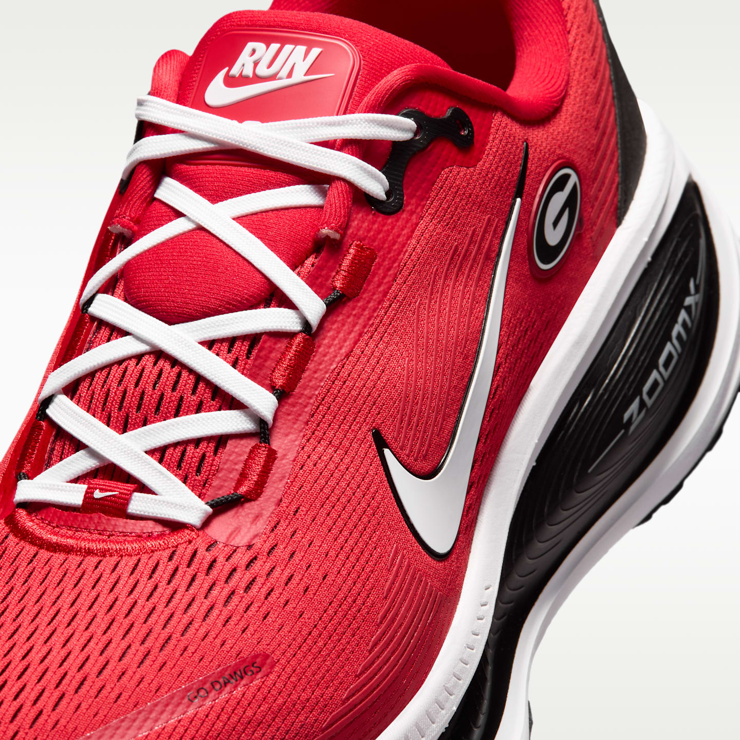 Мужские кроссовки Nike College Vomero 18 (Georgia) Road Running, цвет: Красный / Чёрный — фото 7