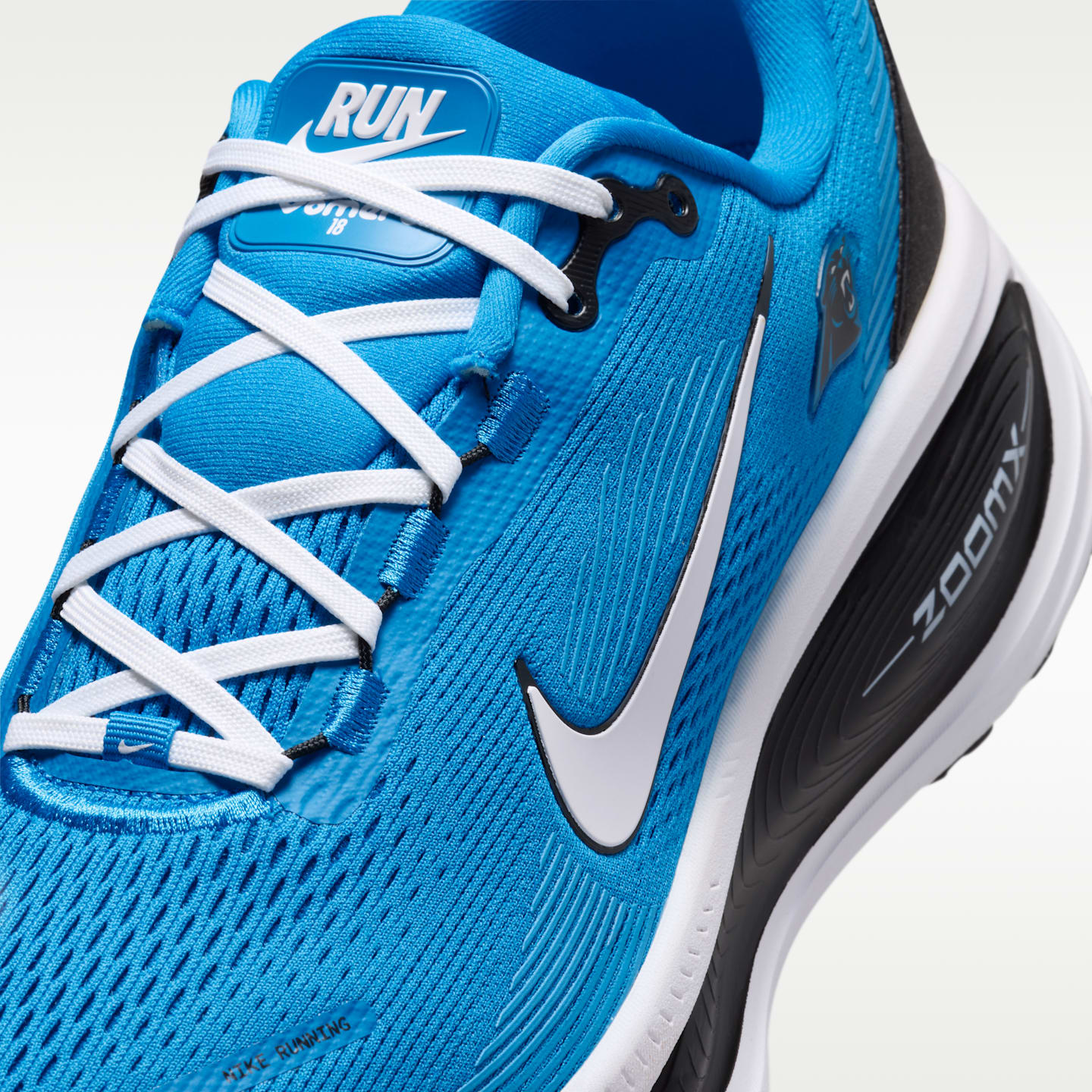 Мужские кроссовки Nike Vomero 18 (Carolina Panthers) NFL Road Running, цвет: Синий / Чёрный — фото 7