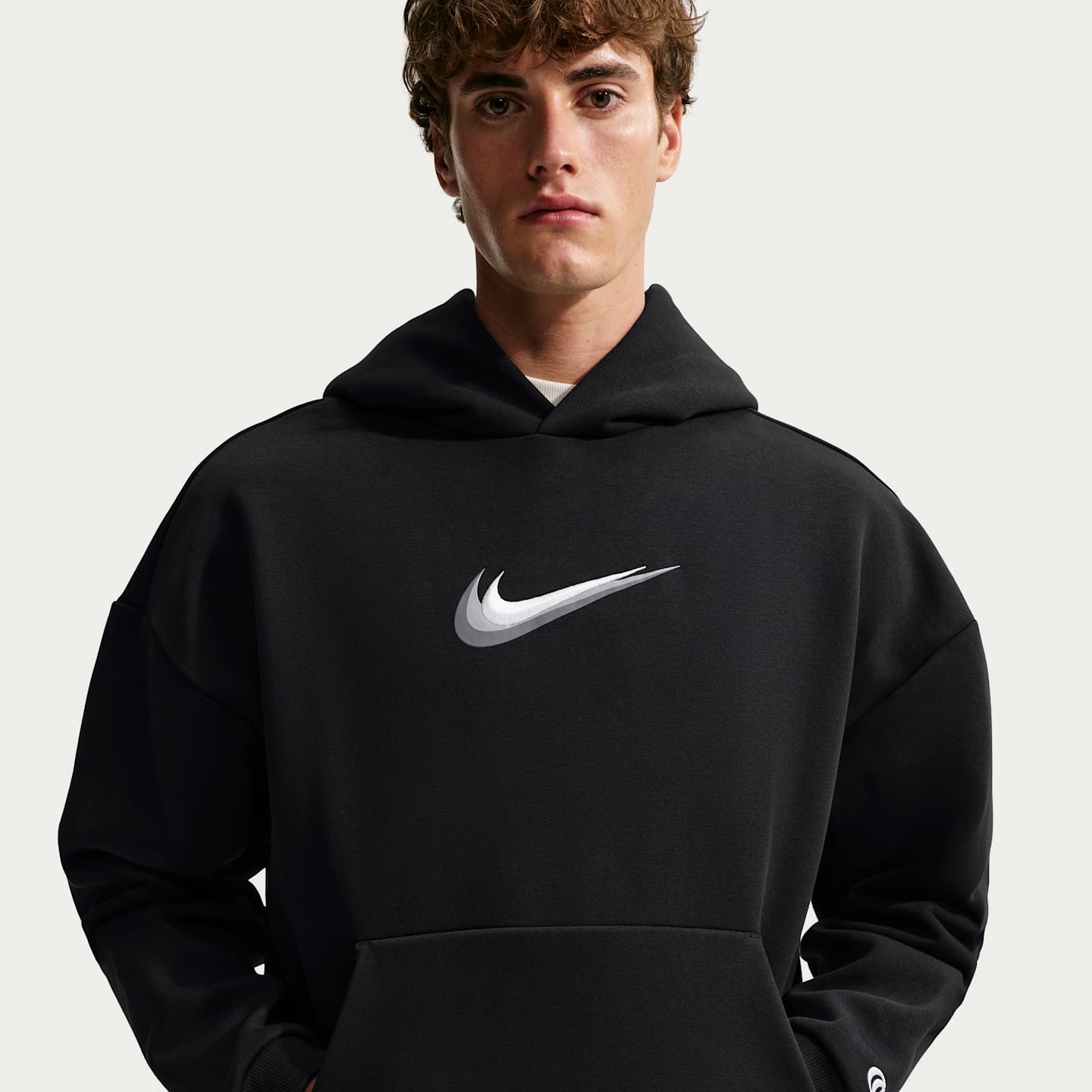 Мужское худи Nike Caitlin Clark Therma-FIT Brushed Pullover Basketball, цвет: Чёрный / Бледная слоновая кость