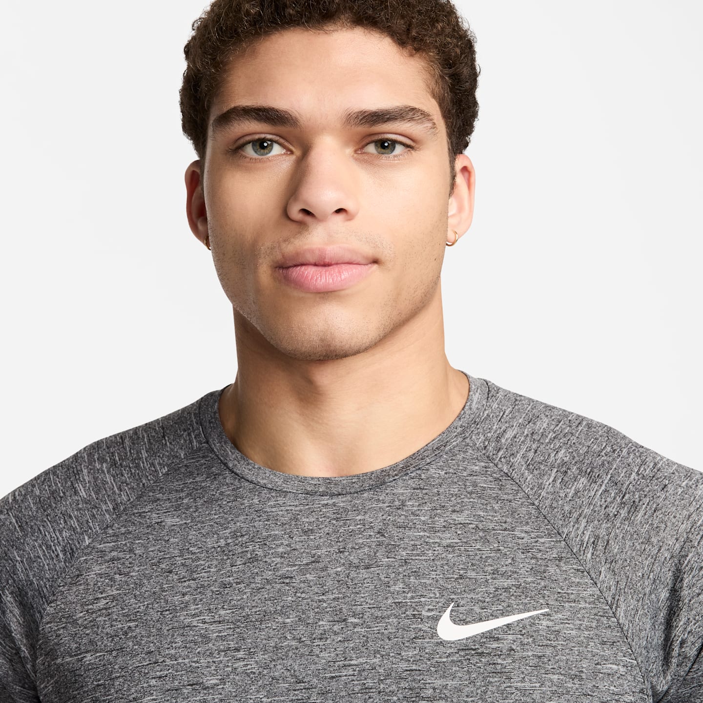 Мужская плавательная футболка Nike Swim Hydroguard Essential Dri-FIT UV с коротким рукавом, цвет: Чёрный — фото 3