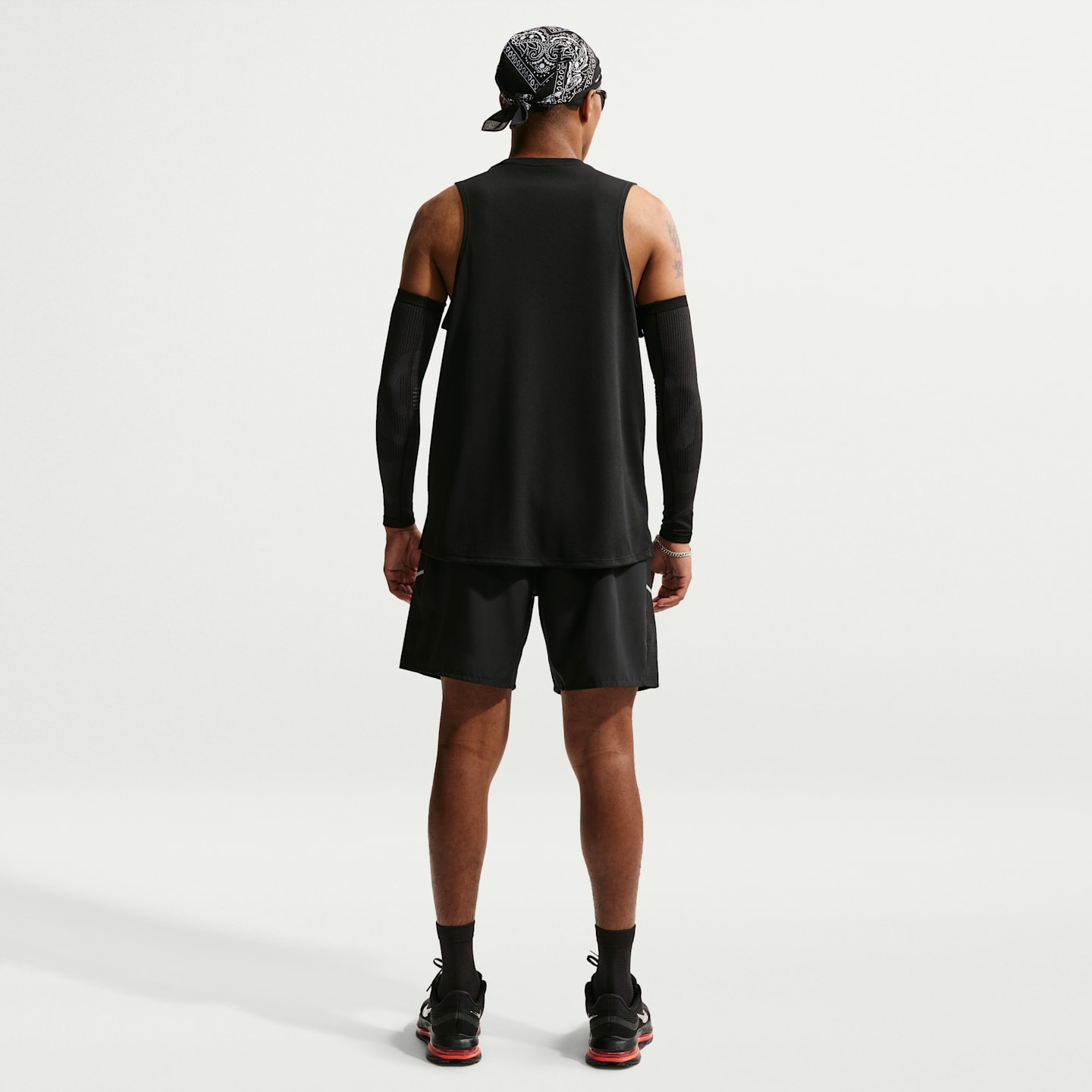 Мужской беговой топ-майка Nike Miler Dri-FIT, цвет: Чёрный — фото 5