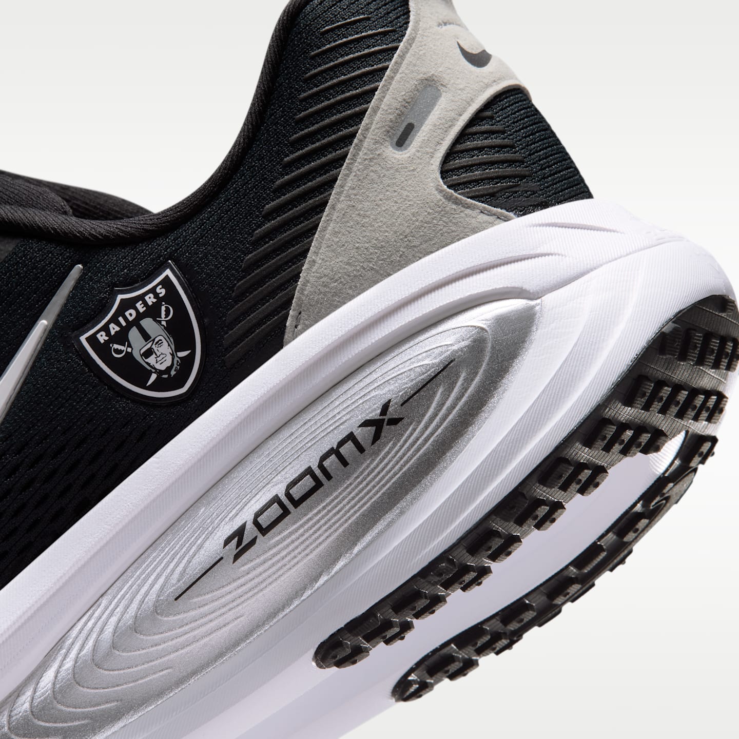 Мужские кроссовки Nike Vomero 18 (Las Vegas Raiders) NFL Road Running, цвет: Чёрный / Серебряный — фото 8