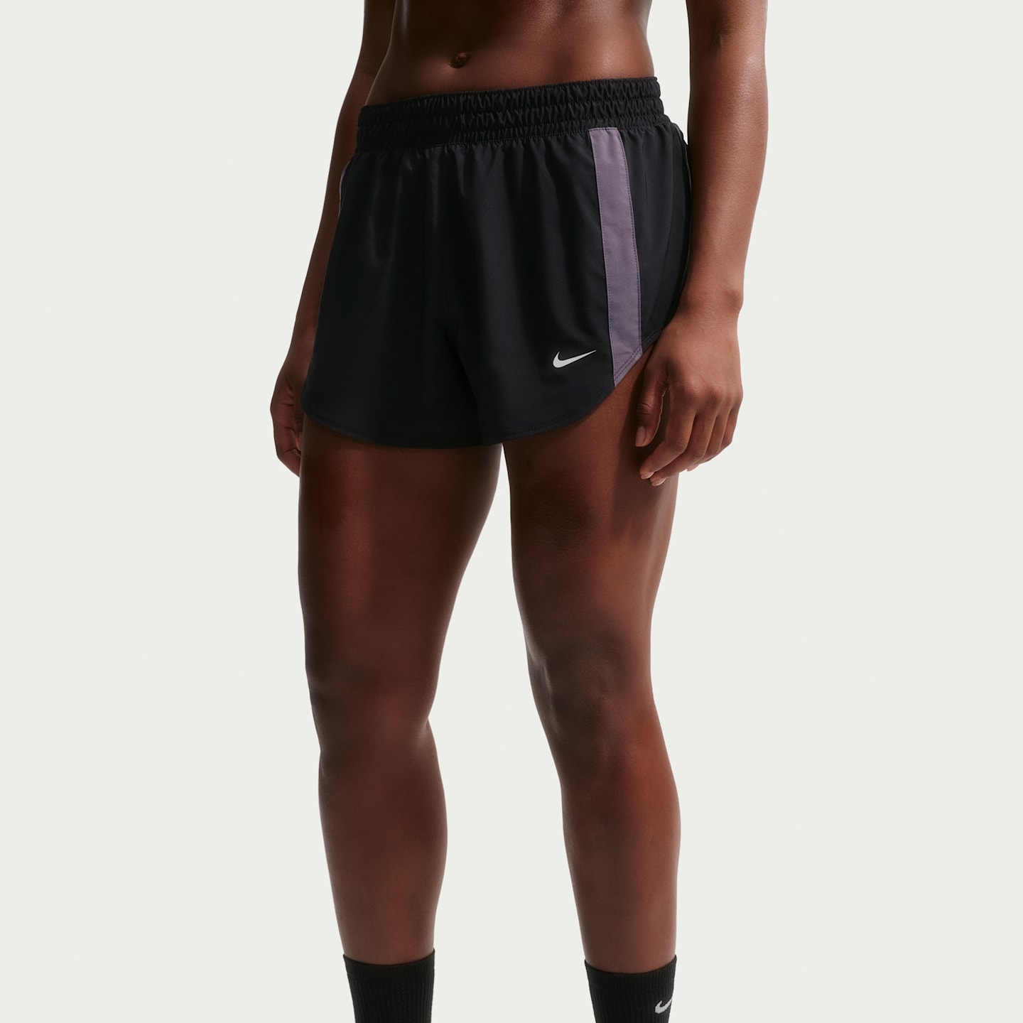 Женские тканые шорты Nike One, цвет: Чёрный / Серый — фото 2