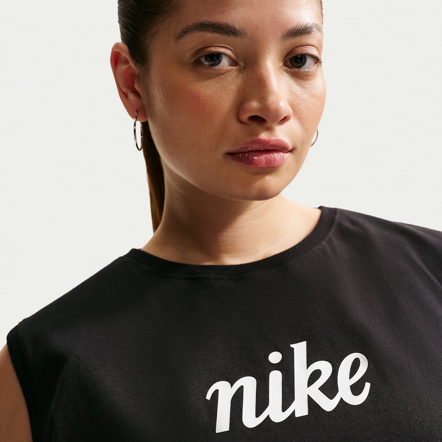 Женская свободная укороченная майка Nike Sportswear Club, большие размеры, цвет: Чёрный / Белый — фото 3
