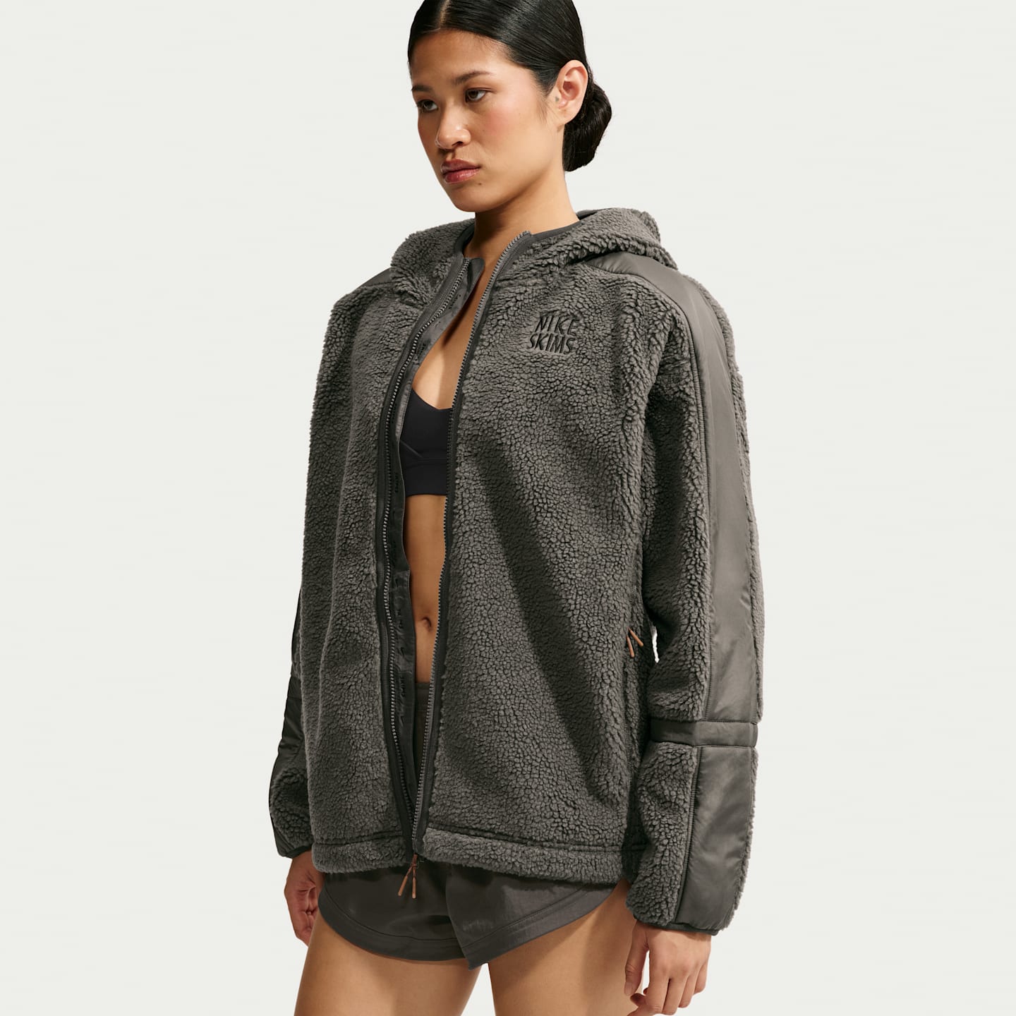Женская куртка NikeSKIMS Sherpa Oversized Full-Zip Hooded, цвет: Обсидиановый — фото 3