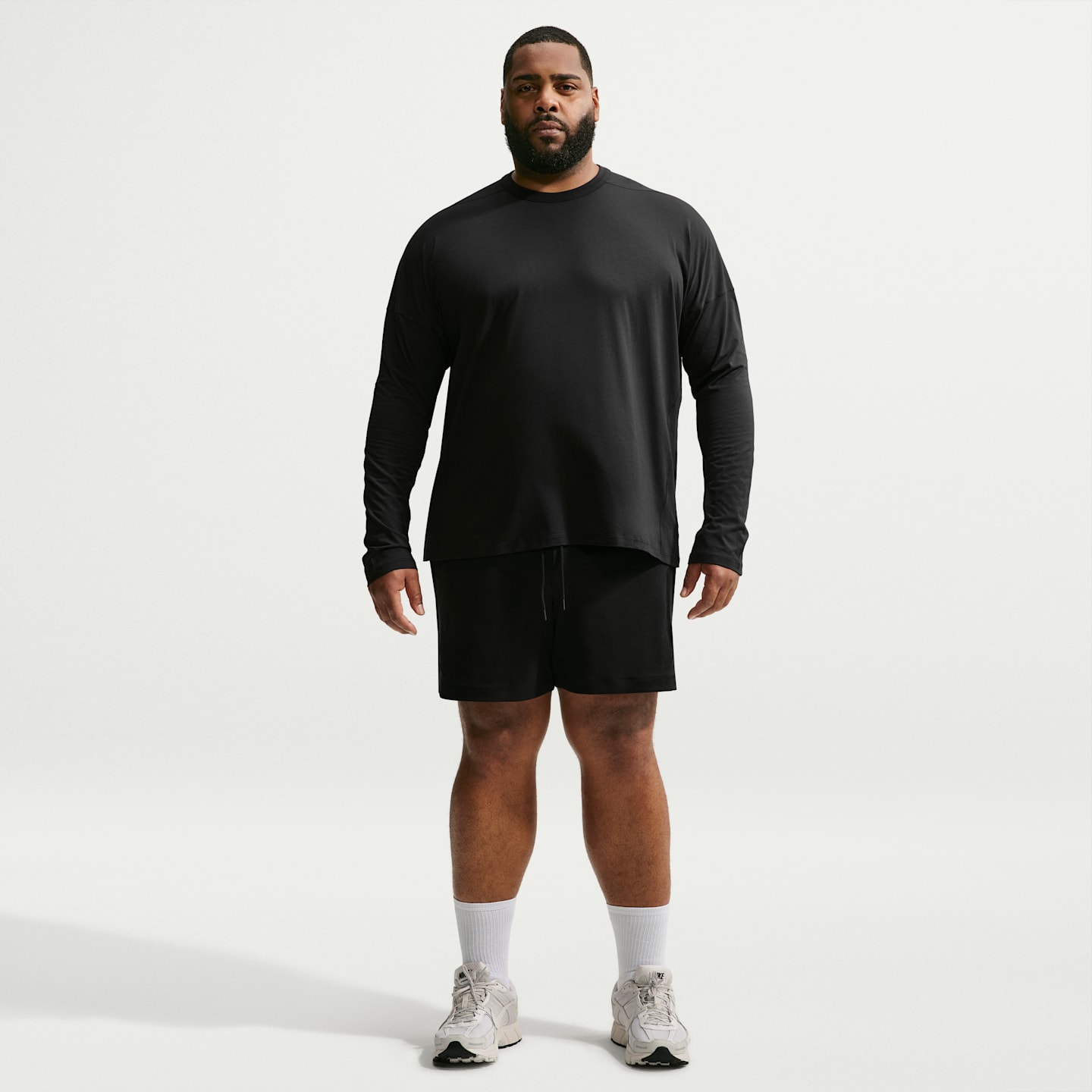 Мужской лонгслив Nike 24.7 ImpossiblySoft Light Dri-FIT, цвет: Чёрный / Серый — фото 10