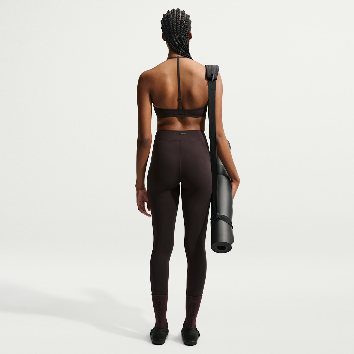 Женский спортивный бюстгальтер NikeSKIMS Studio Stretch треугольной формы, цвет: Кофейный — фото 5