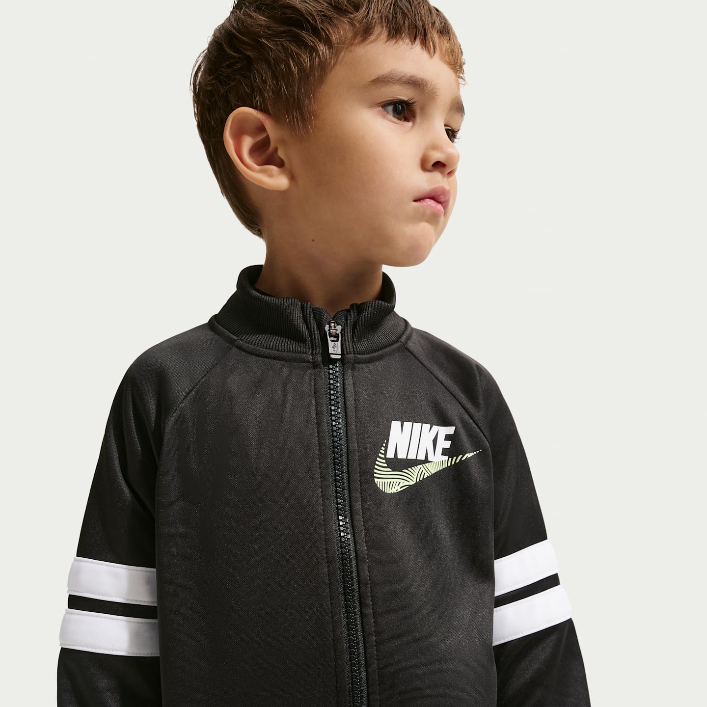 Спортивный костюм для малышей Nike Sportswear In The Zone Dri-FIT оверсайз из 2 предметов, цвет: Чёрный — фото 2