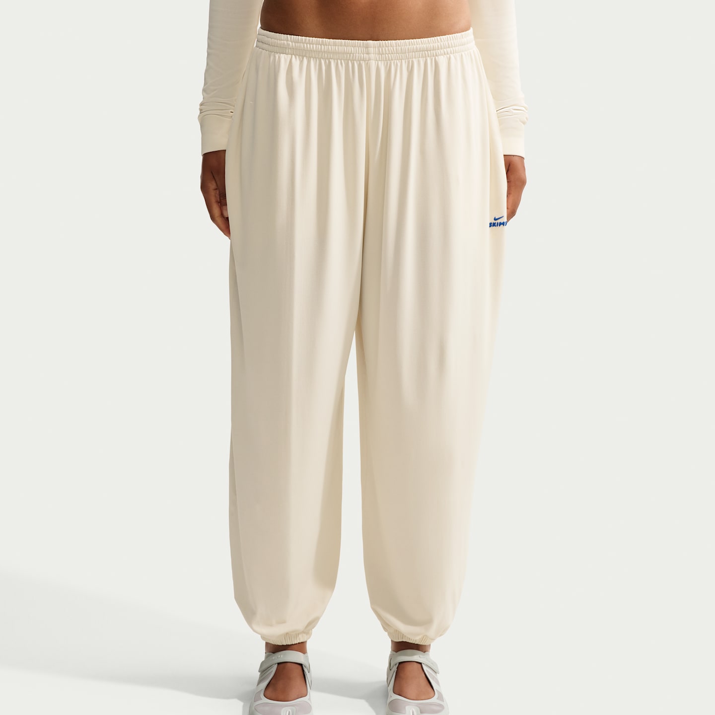 Женские эластичные трикотажные брюки NikeSKIMS Stretch Knit, цвет: Слоновая кость / Кобальтовый — фото 2