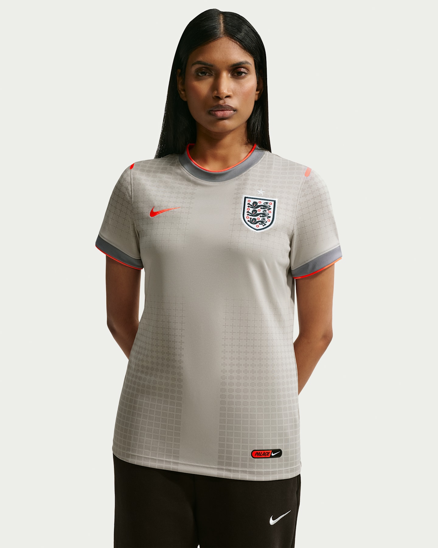 Женская футбольная футболка Nike England x Palace, цвет: Оловянный серый / Малиновый — фото 6