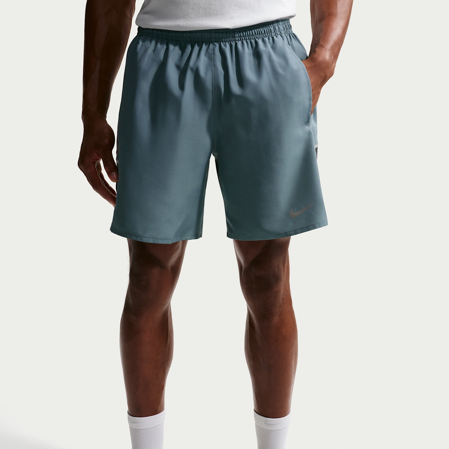 Мужские беговые шорты Nike Miler Dri-FIT 7" со встроенными брифами, цвет: Минеральный сланцевый / Чёрный еловый — фото 2