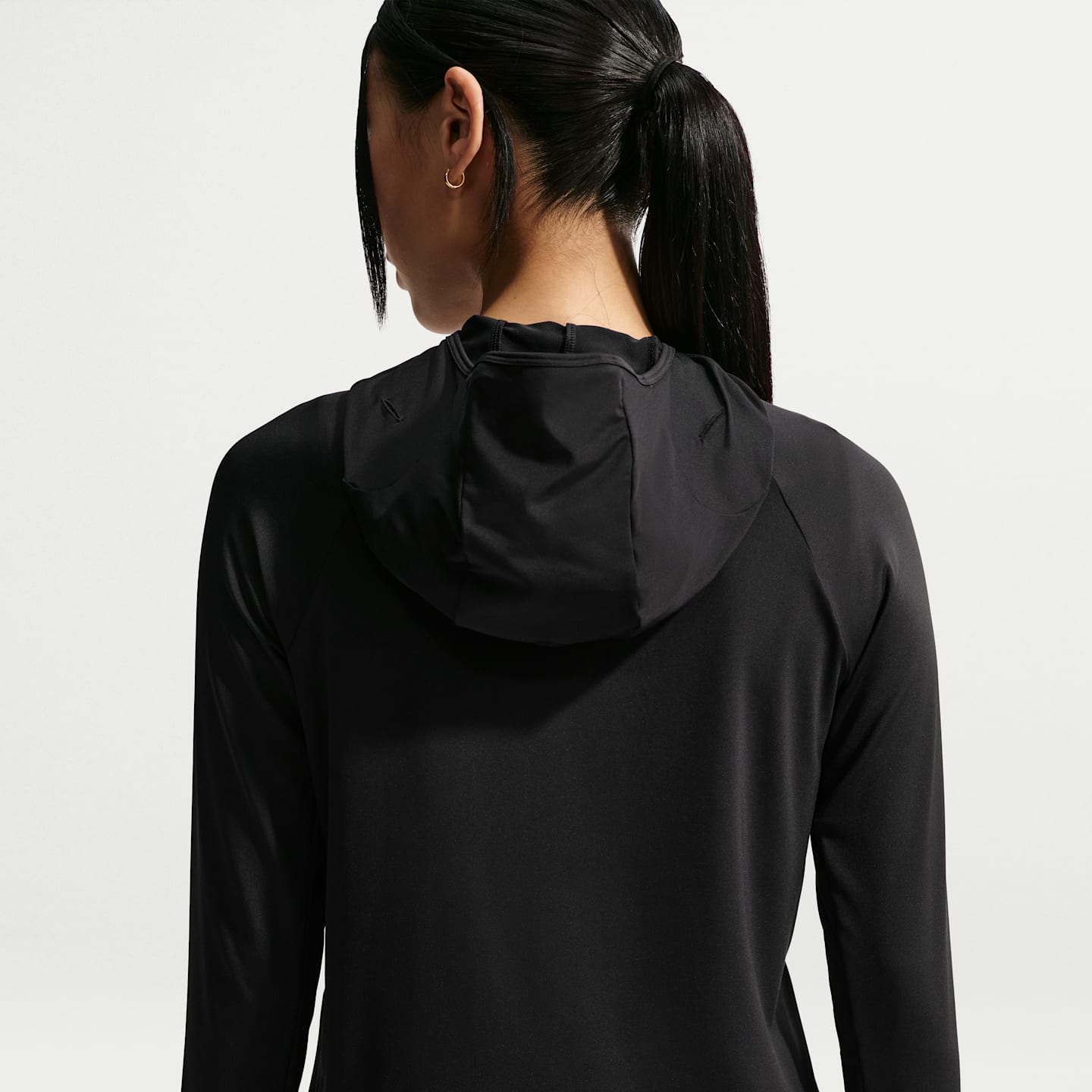 Женский топ Nike ACG UV-Resistant Hooded Trail Running Mid-Layer Top, цвет: Чёрный / Снежный белый — фото 2