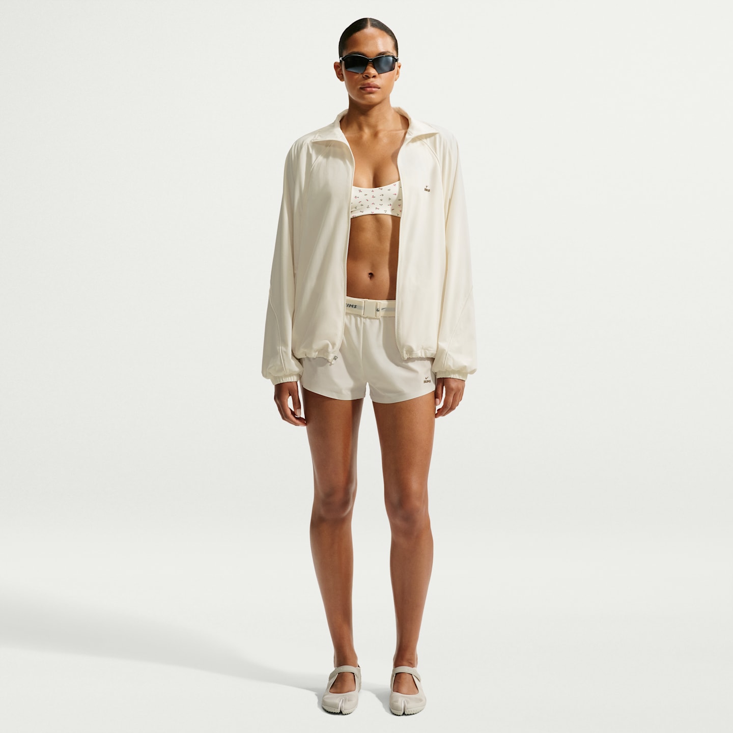 Женская куртка NikeSKIMS Stretch Nylon оверсайз из эластичного нейлона, цвет: Слоновая кость — фото 4