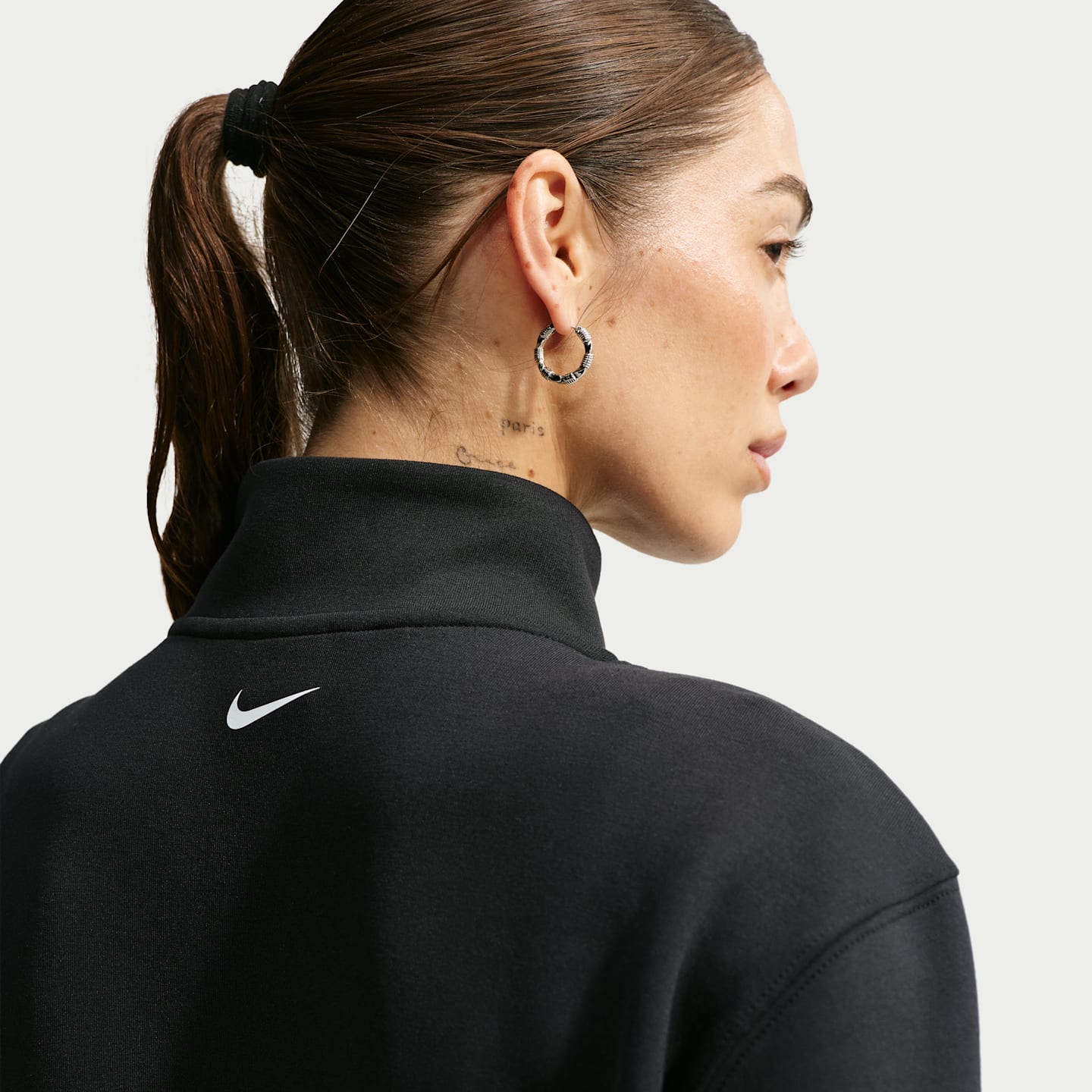 Женский топ Nike Studio Fleece Sport Dri-FIT на молнии 1/4, цвет: Чёрный / Красный — фото 2