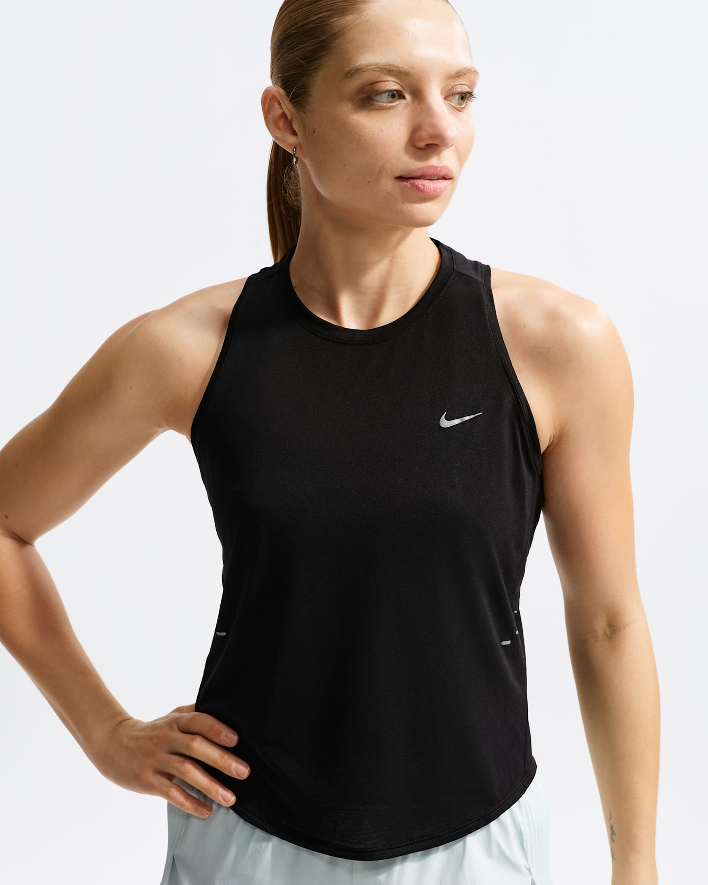 Женская беговая майка Nike Swift Breathe Dri-FIT, цвет: Чёрный / Белый — фото 6