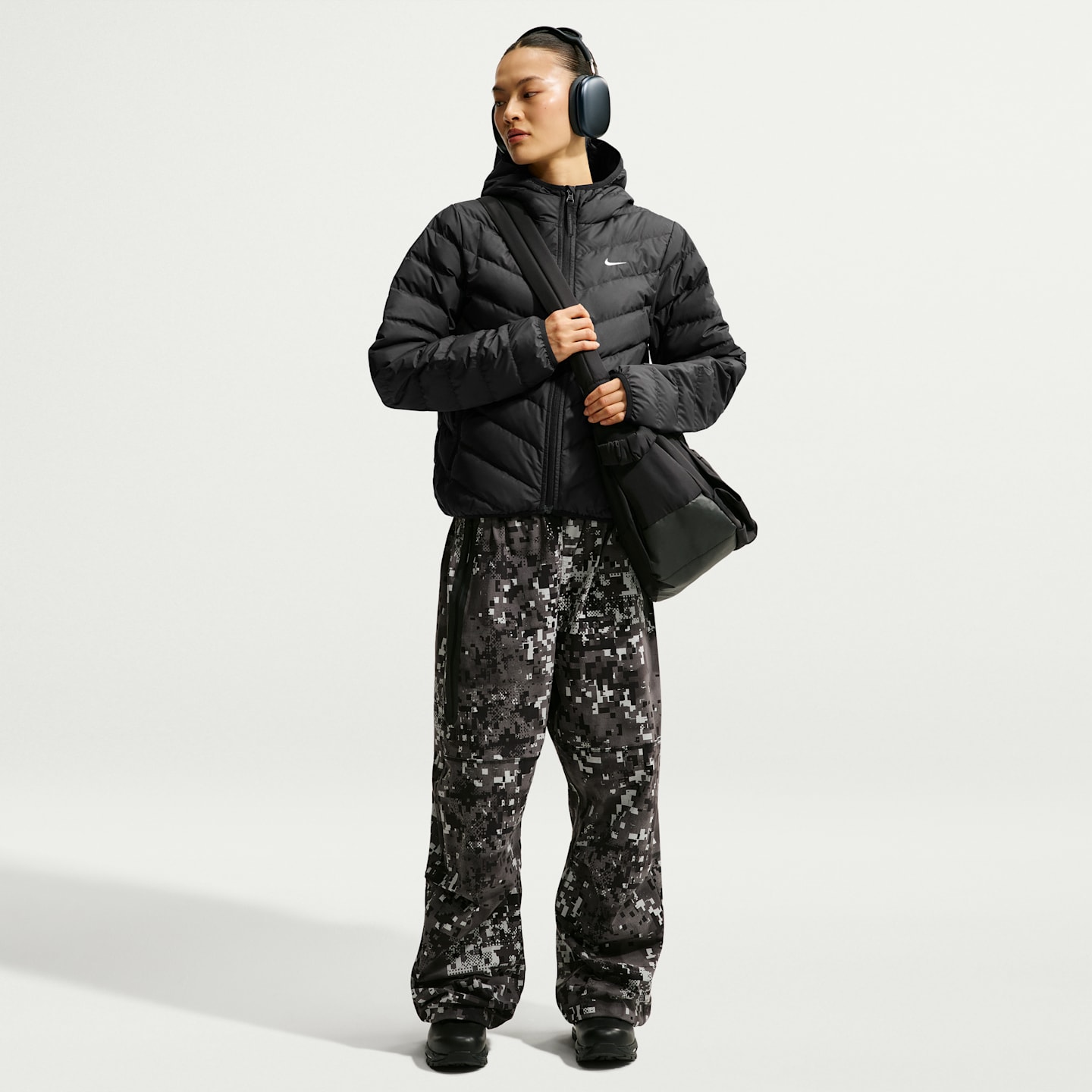 Женская пуховая куртка Nike Sportswear Windpuffer Therma-FIT с капюшоном, цвет: Чёрный / Молочный — фото 4