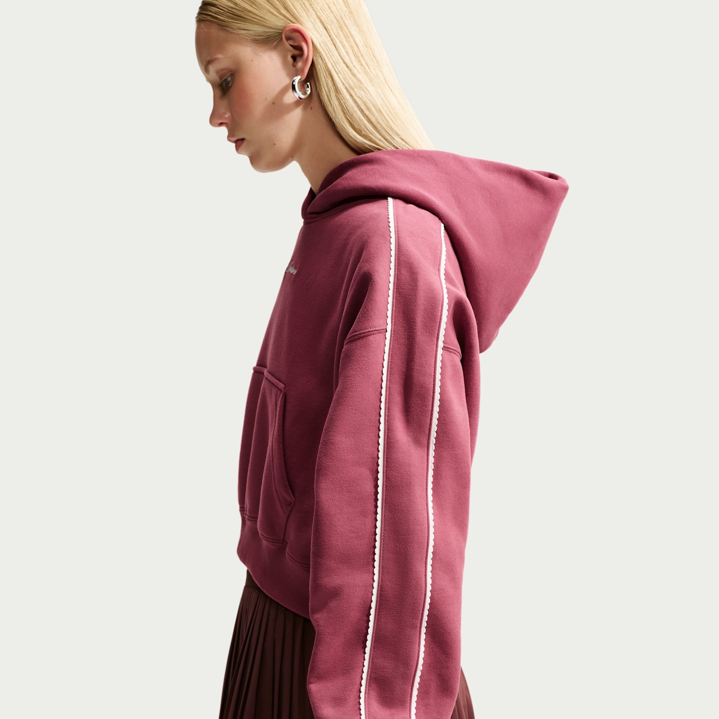 Женское укороченное худи Nike Studio Fleece Medium Weight Graphic Pack, цвет: Розовый / Молочный — фото 2